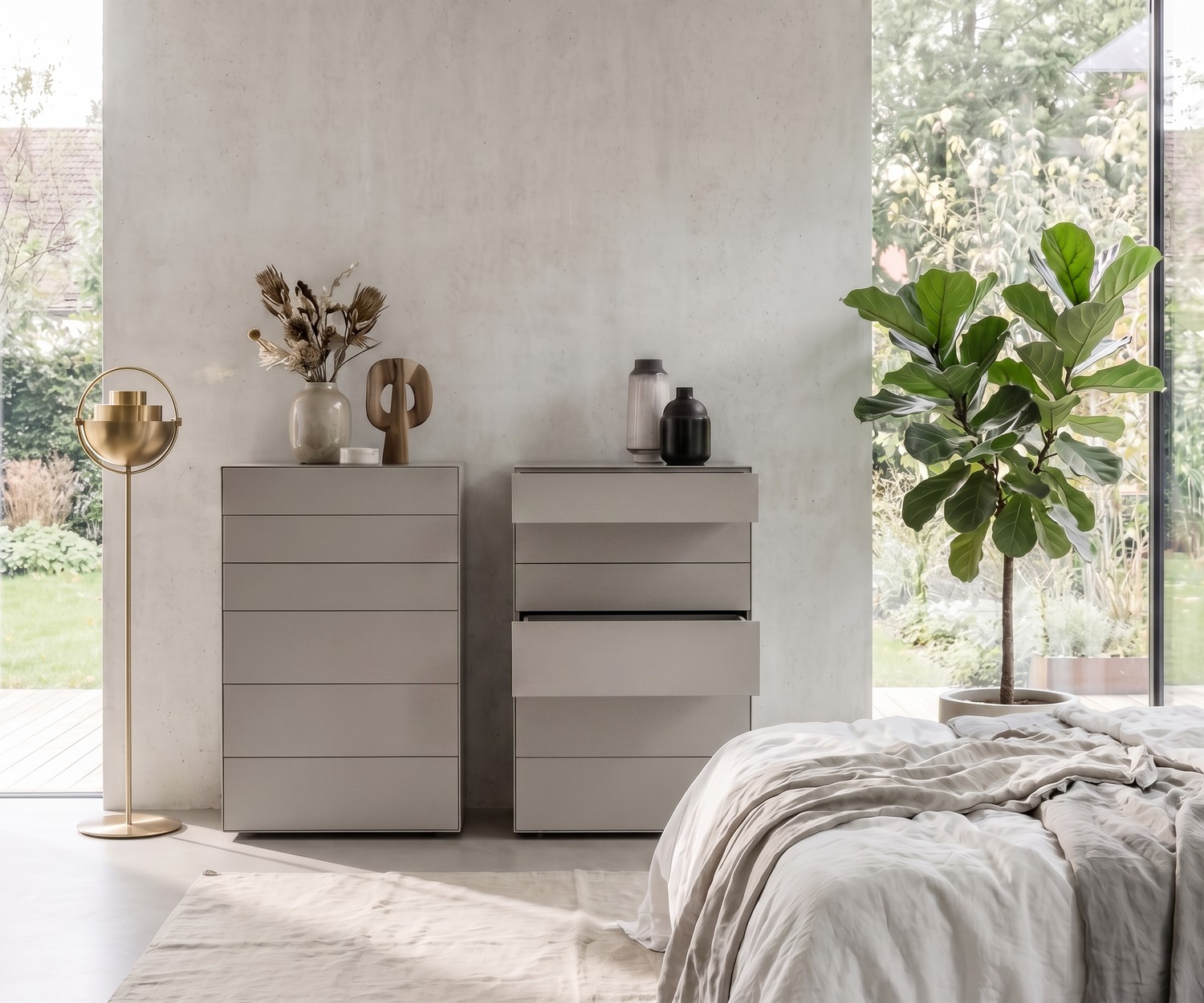 Livitalia Ecletto minimalistische Design Hochkommode Livitalia Ecletto Hochkommode im Schlafzimmer, hellgraue Design-Kommode mit grifflosen Schubladen für viel Stauraum.