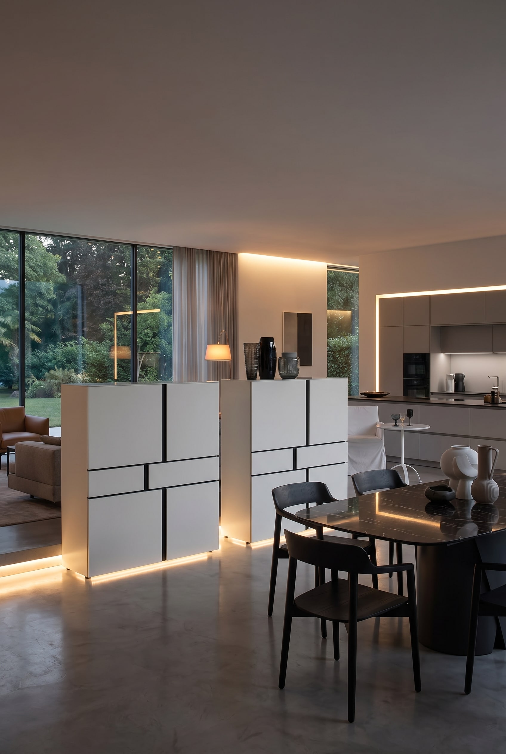 Highboard bianco con linee nere in sala da pranzo accanto a una sedia e un tavolino