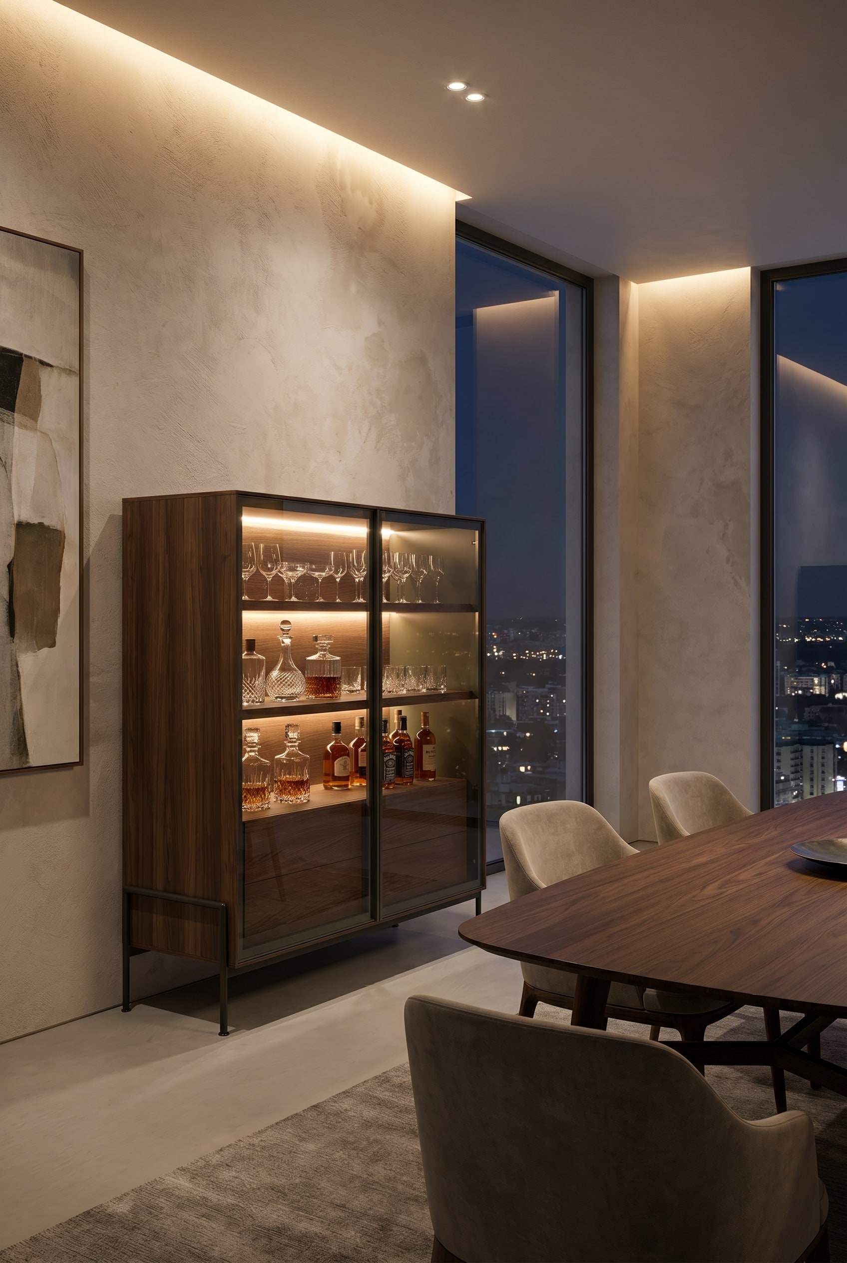 Elegante eetkamer met een verlicht houten-glazen highboard, gevuld met kristallen glazen en amberkleurige sterke dranken