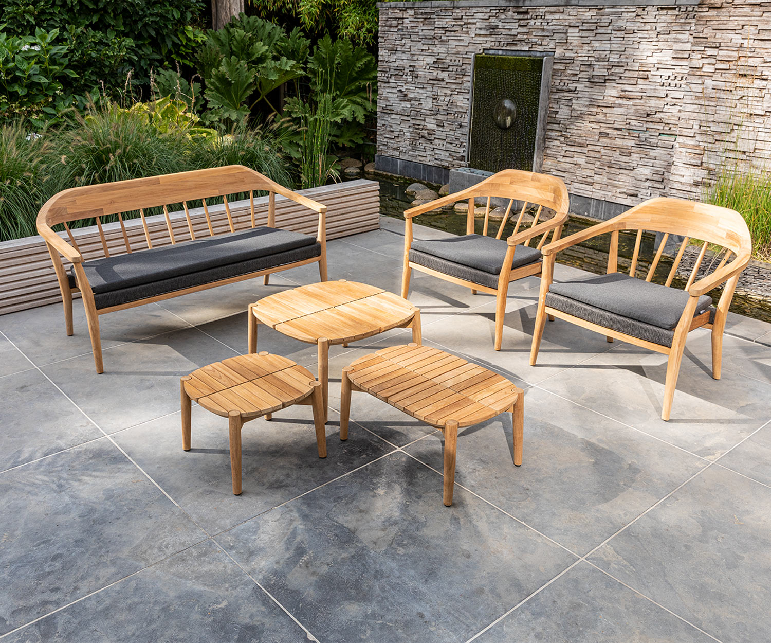 Wetterfester Oasiq Design 2 Sitzer Gartensofa Copenhagen auf Terrasse mit Beistelltisch Wetterfester Oasiq Design 2 Sitzer Gartensofa Copenhagen auf Terrasse mit Beistelltisch
