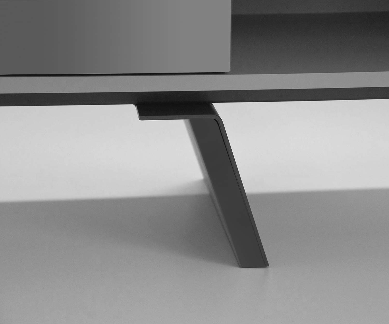 Detail abgeschrägter Standfuß vom e klipse 005 Design TV Design Lowboard von al2 Detail abgeschrägter Standfuß vom e klipse 005 Design TV Design Lowboard von al2