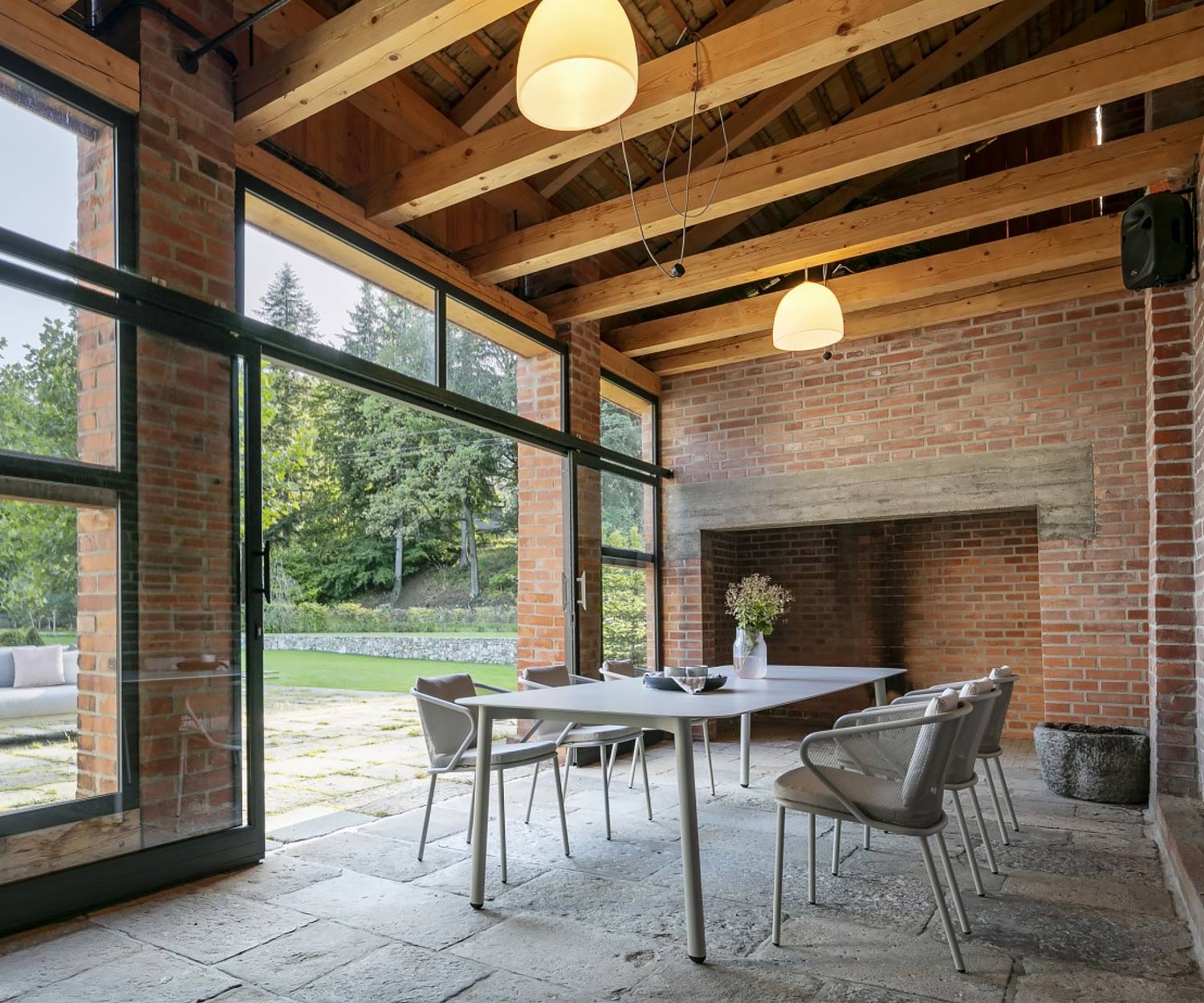 Todus Condor Design Terrassenstuhl mit Condor Esstisch auf einer Terrasse Todus Condor Design Terrassenstuhl mit Condor Esstisch auf einer Terrasse