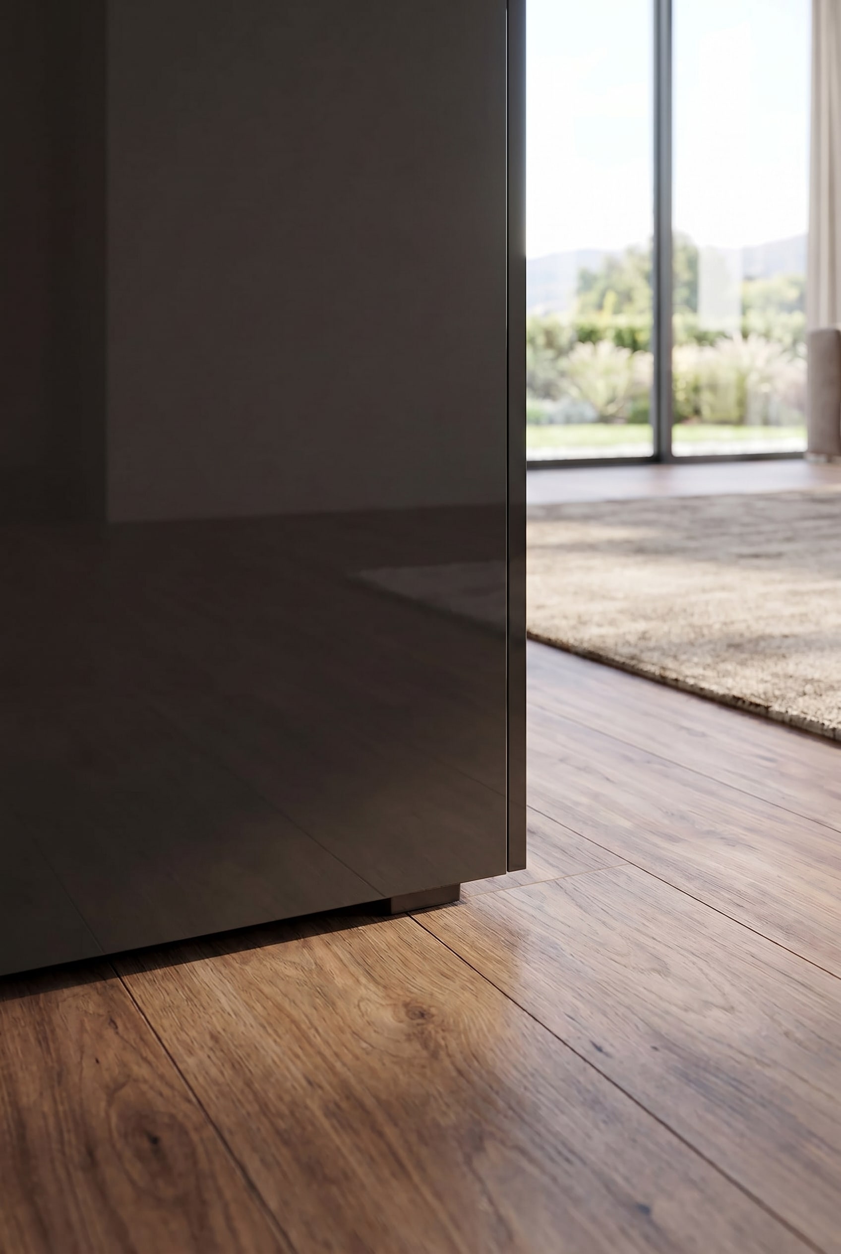 Dettaglio dei discreti piedini a zoccolo e dell'aspetto sospeso della credenza