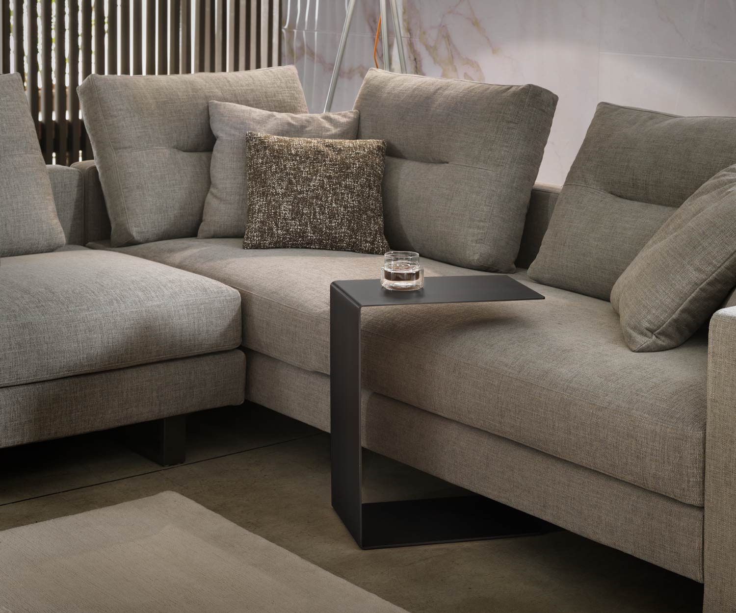 Exklusiver Marelli Mini Sofa Beistelltisch mit Schwarz Matt lackiert vor Couch