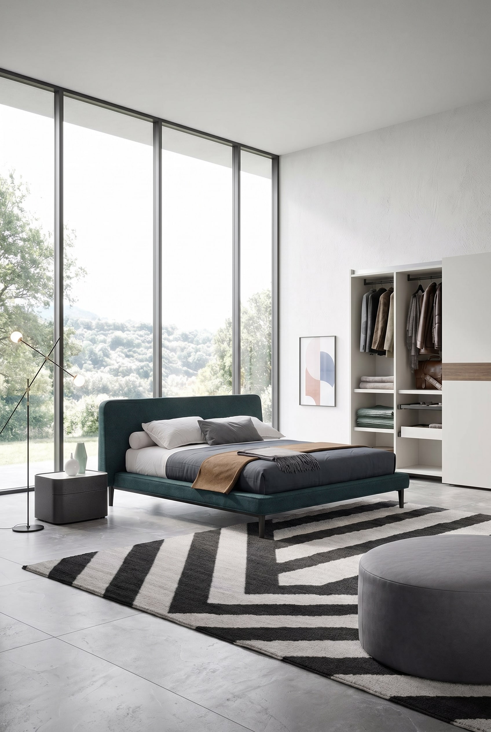 Camera da letto moderna con letto in tessuto minimalista in turchese scuro davanti a finestre a tutta altezza con vista sulla natura
