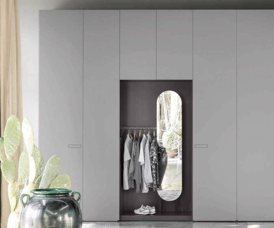 Der Novamobili Kleiderschrank Move enthält ein Modul mit offener Garderobe und Spiegel