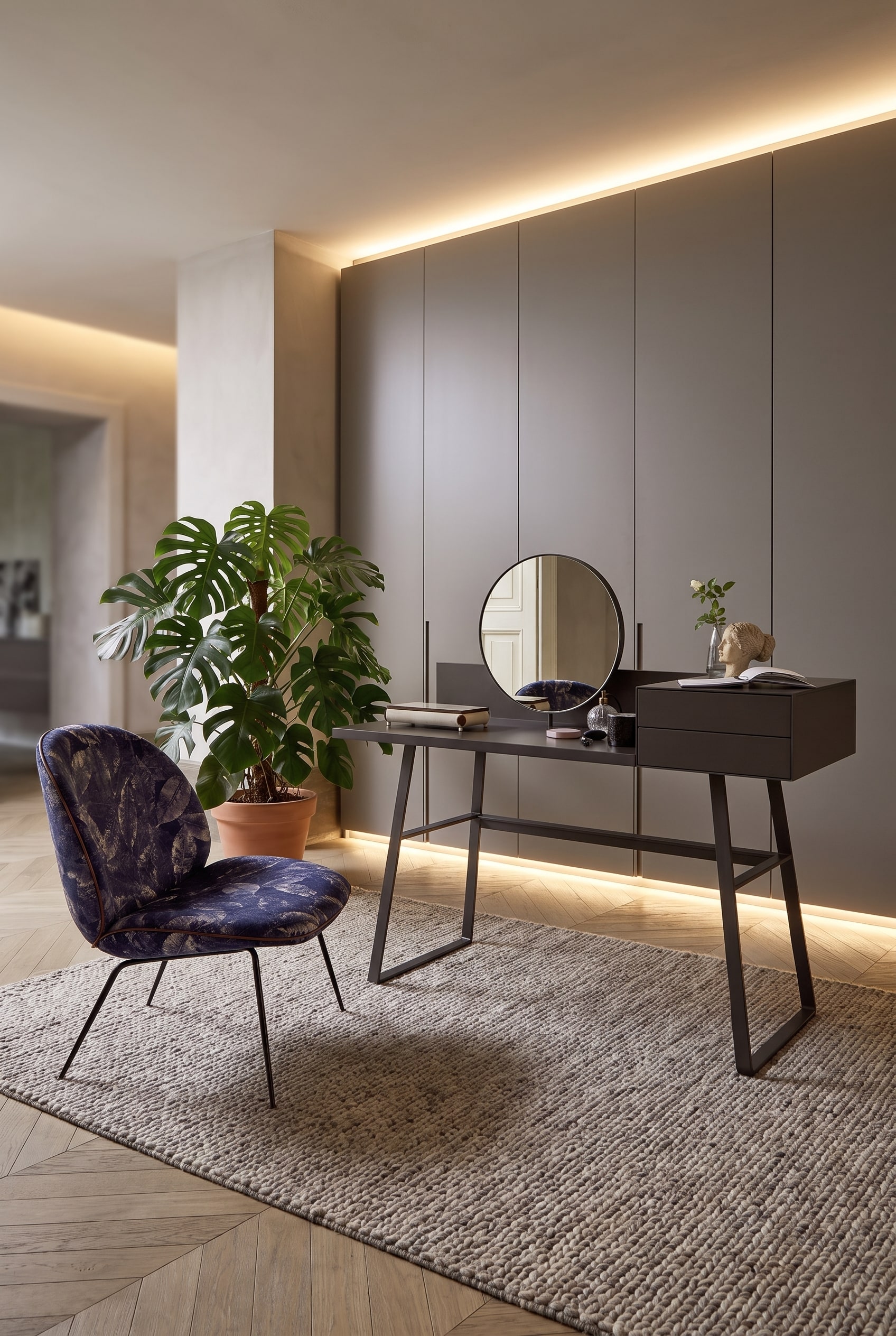 Moderne woonkamer met geopende kamerhoge kast, waarin zich een thuiskantoor bevindt, daarnaast de elegante Novamobili wandplank Ellie.