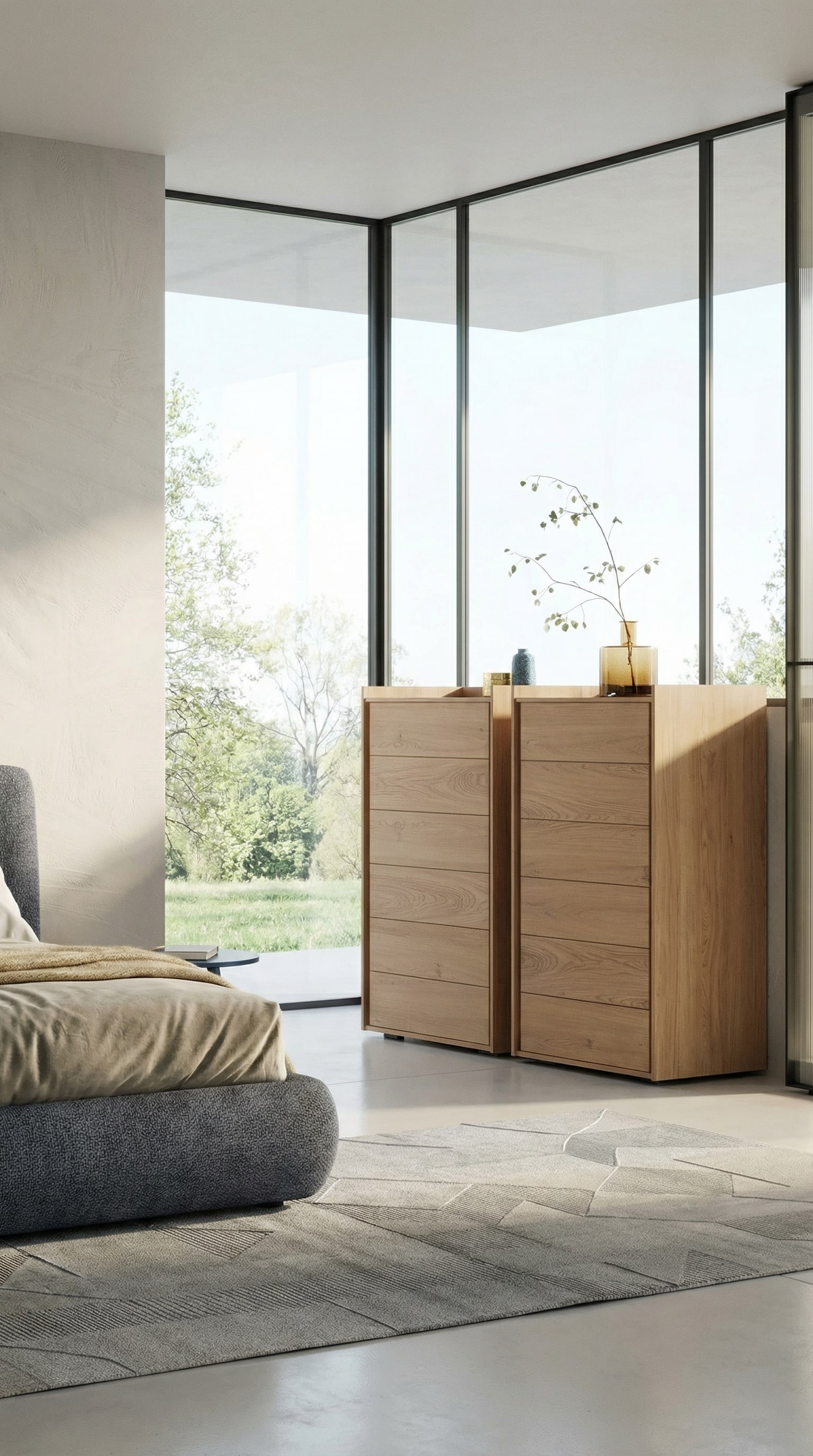 Helle Hochkommode aus Eichenholz in einem modern eingerichteten Schlafzimmer Helle Hochkommode aus Eichenholz in einem modern eingerichteten Schlafzimmer