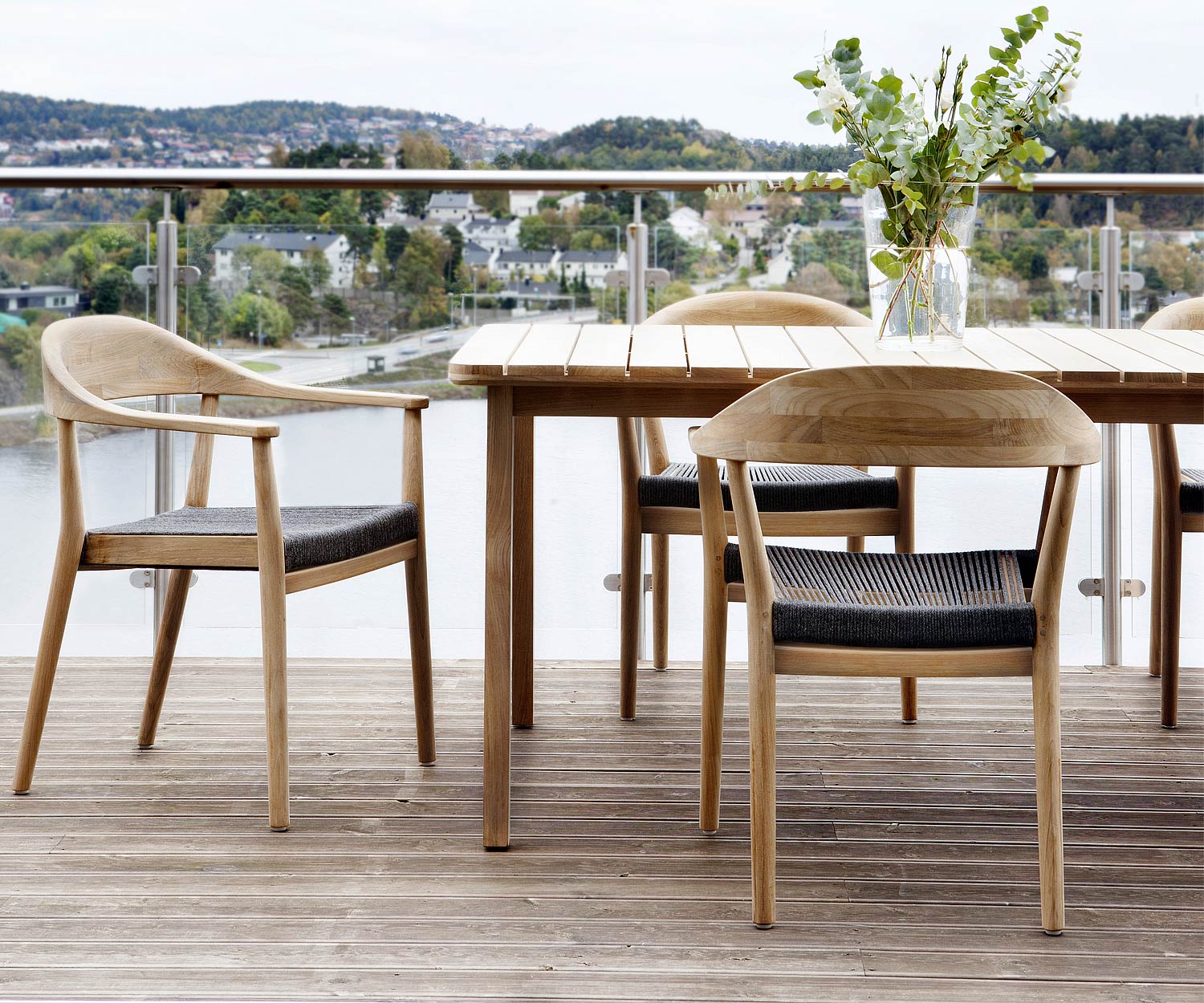 Hochwertiger Oasiq Copenhagen Design Stuhl mit handgewobener Sitzfläche