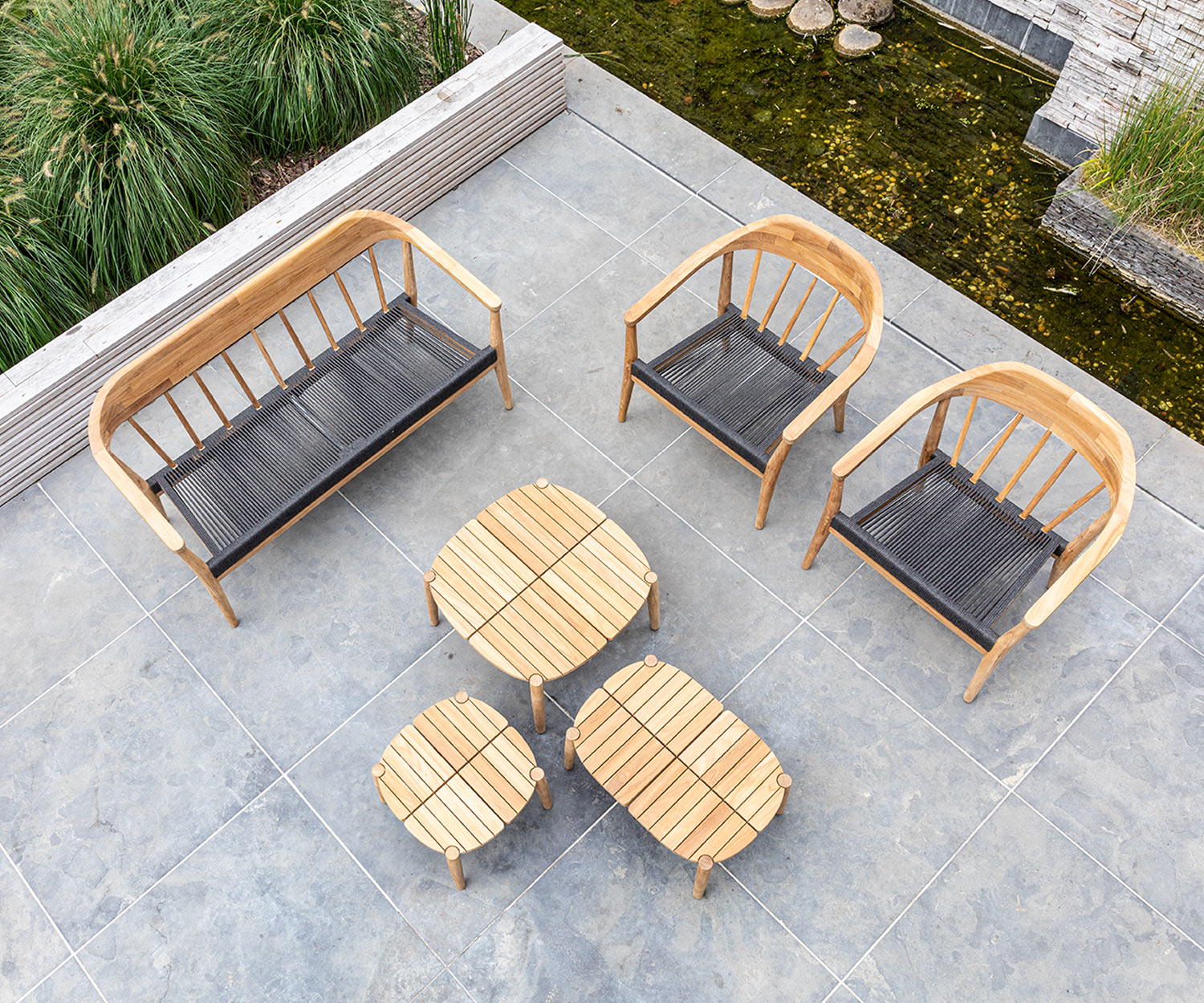 Exklusiver Oasiq Copenhagen Designer Gartensessel mit Tisch und Sofa auf Terrasse