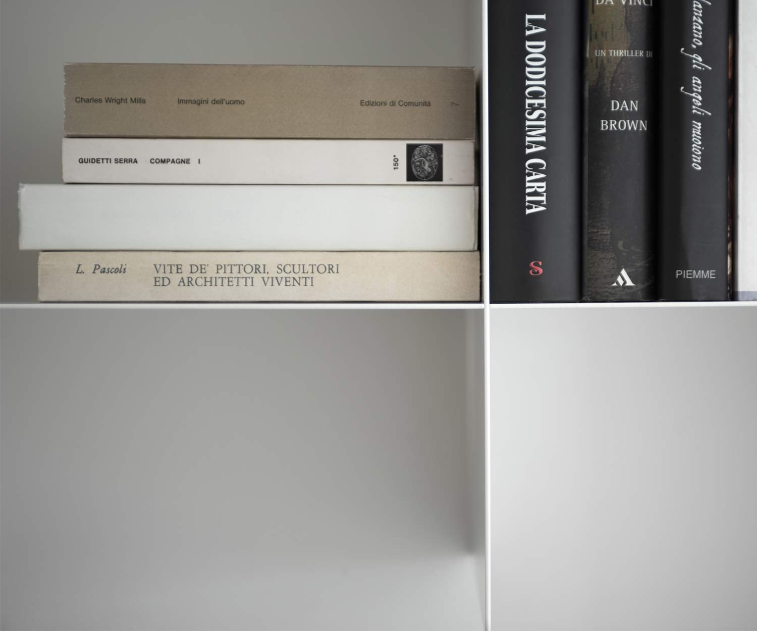MEME Designer Innesto Bücherregal für die Wand aus Metall dünn schlank