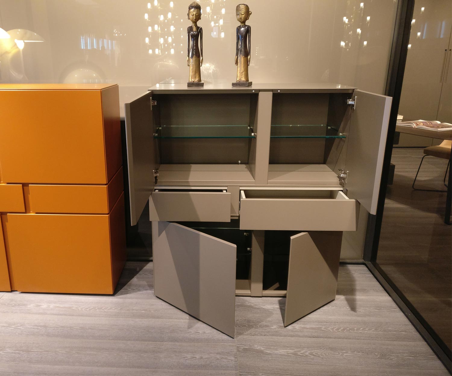 Hochwertiges Livitalia Abaco Design Highboard Innenleben bei geöffneten Elementen Hochwertiges Livitalia Abaco Design Highboard Innenleben bei geöffneten Elementen