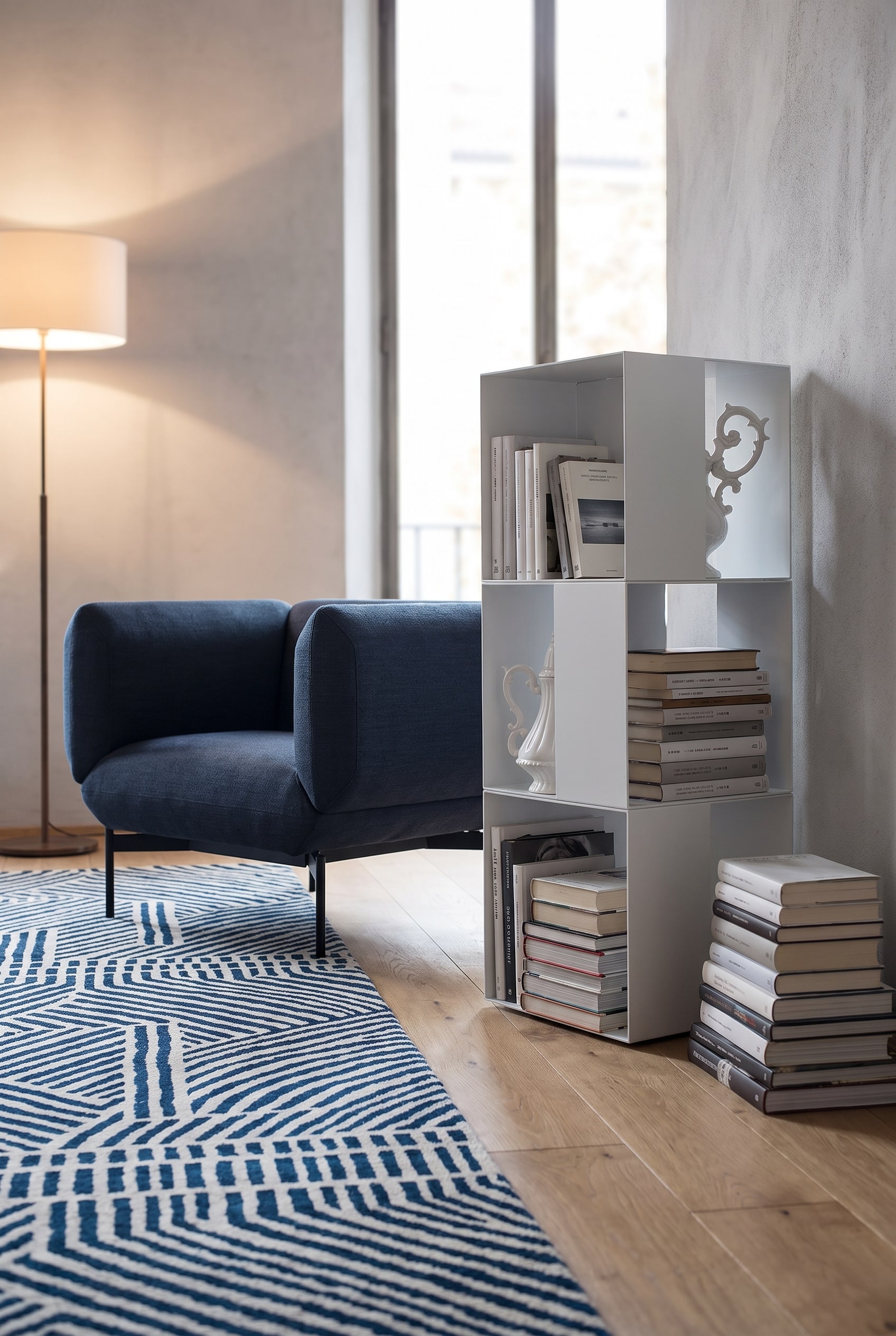 Fauteuil confortable ind&eacute;pendant dans une niche ouverte avec une &eacute;tag&egrave;re fine
