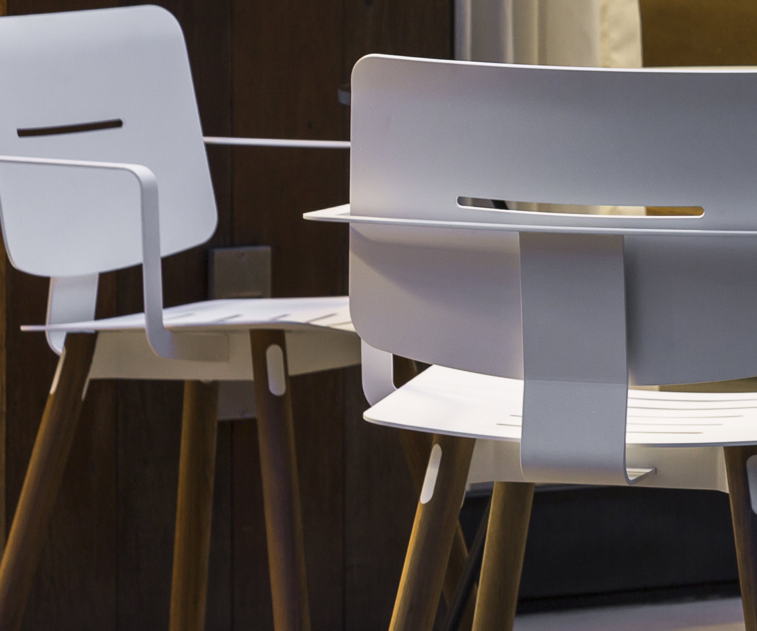 Hochwertiger Oasiq Coco Design Stahl Stuhl mit Armlehnen Teak Beine 