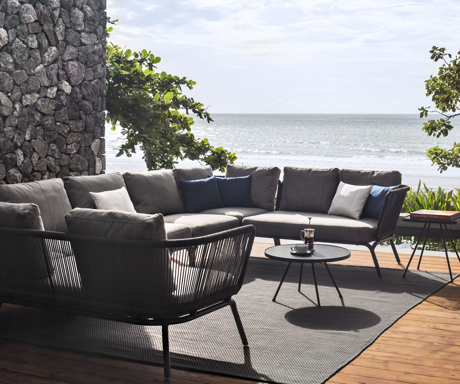 Modernes Oasiq Yland 2er Design Sofa mit Polsterauflage in Grau
