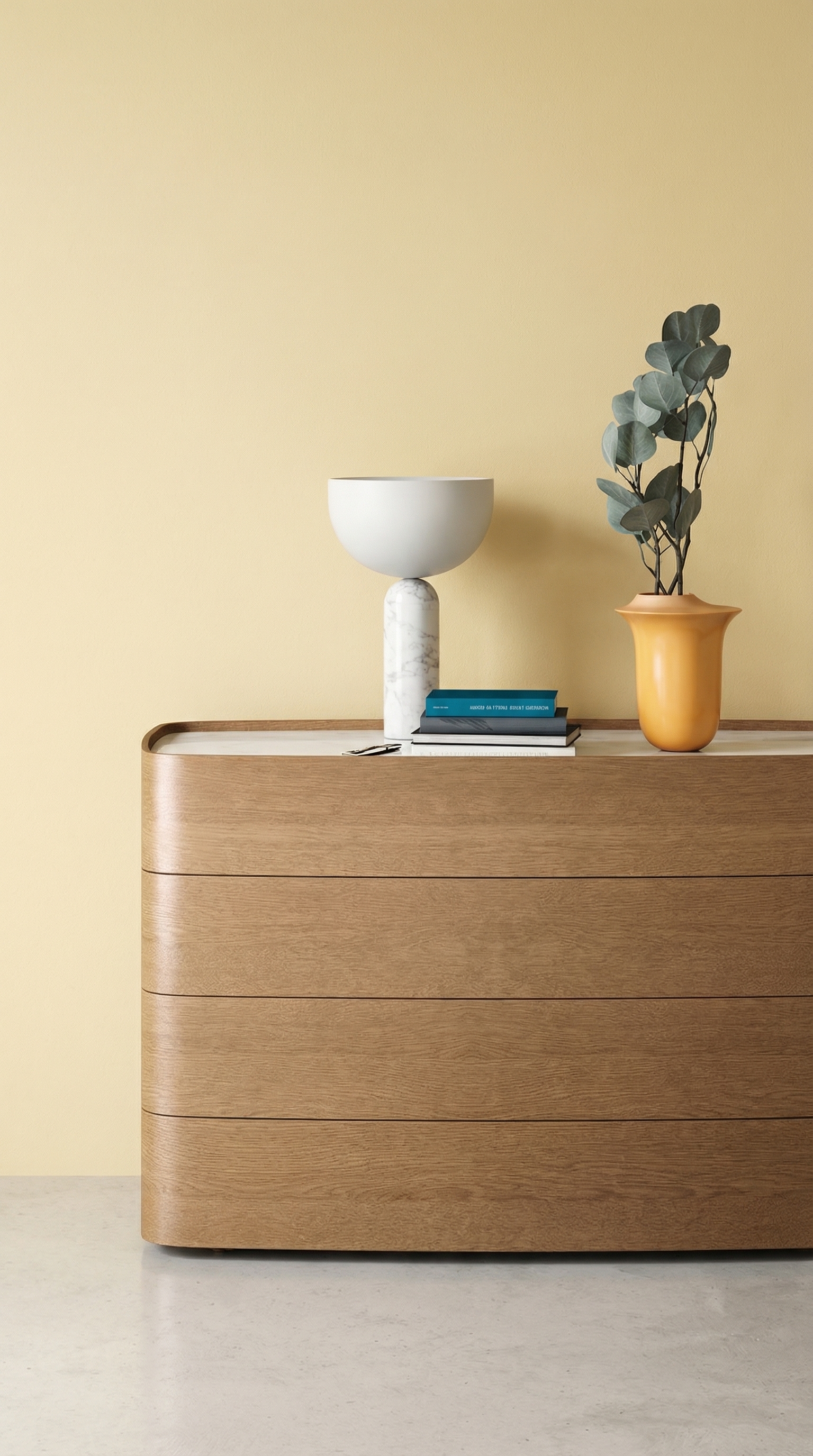 Novamobili Designer Kommode Norman in heller Eiche vor wand in warmem Crem&egrave;le Ton