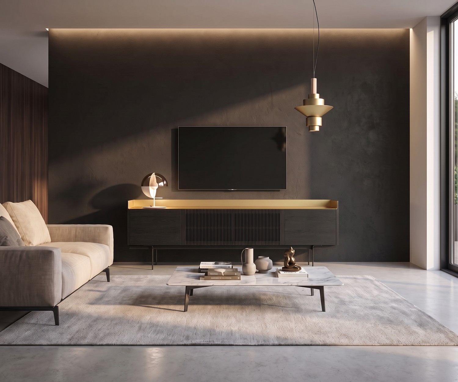 Punt Stockholm TV Lowboard aus Holz mit Goldtop Punt Stockholm TV Lowboard in Schwarz mit Goldakzent im modernen Wohnzimmer neben Sofa und Marmortisch.