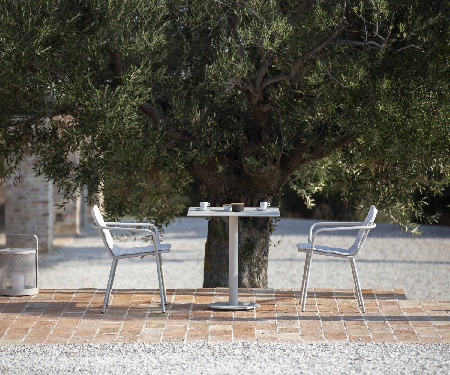 Hochwertiger Todus Branta Designer Gartentisch mit Frühstücksgedeck auf Terrasse Hochwertiger Todus Branta Designer Gartentisch mit Frühstücksgedeck auf Terrasse