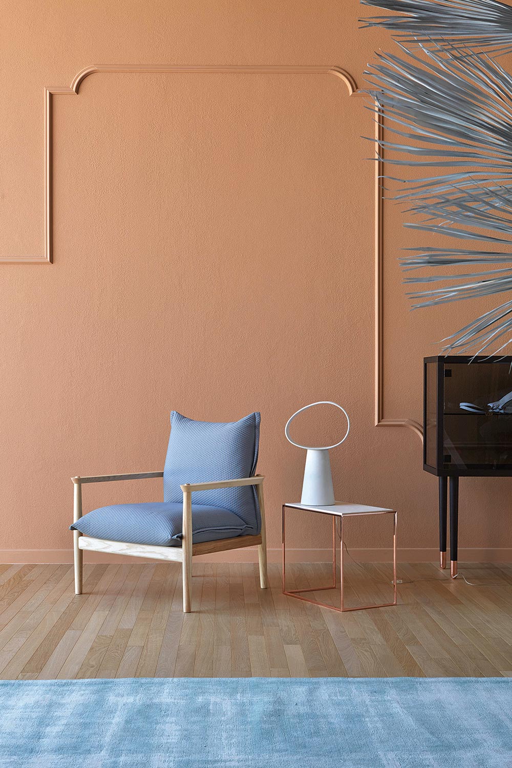komfortabler Lounge sessel aus massivholz