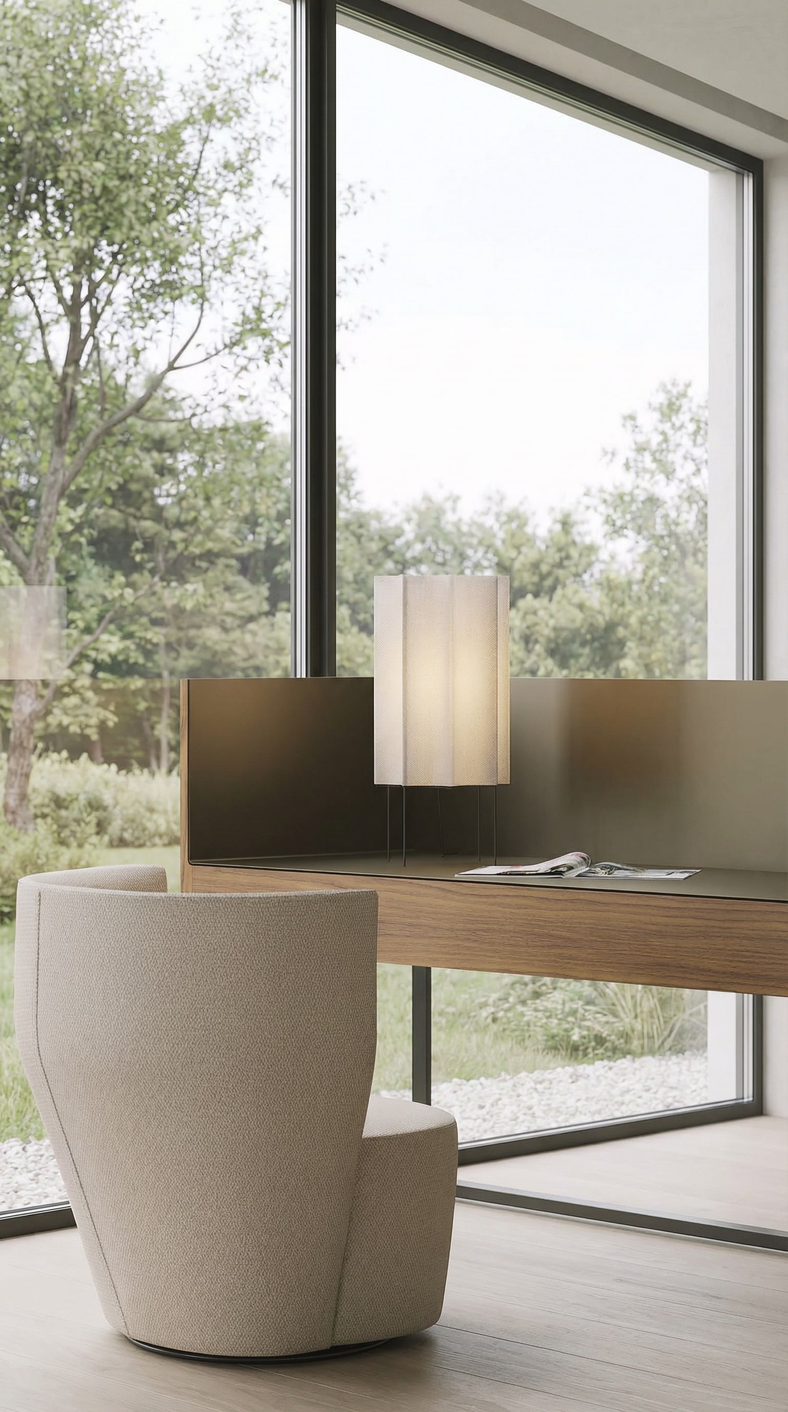 Punt Velasca Leuchte auf einem eleganten Schreibtisch im Home-Office. Punt Velasca Leuchte auf einem eleganten Schreibtisch im Home-Office.