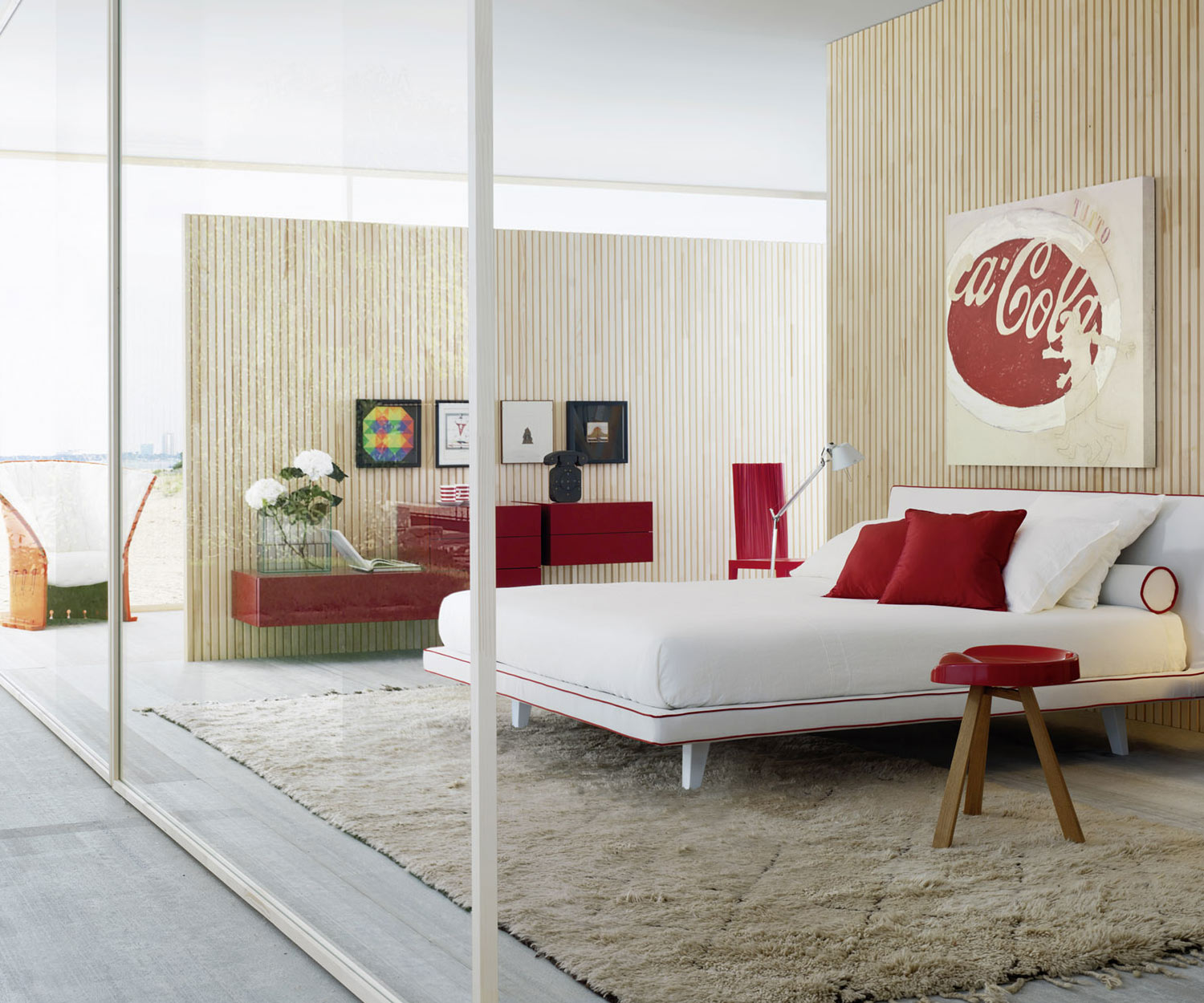 Hochwertige Livitalia Valeo Design Wandkommode in Rot im Schlafzimmer