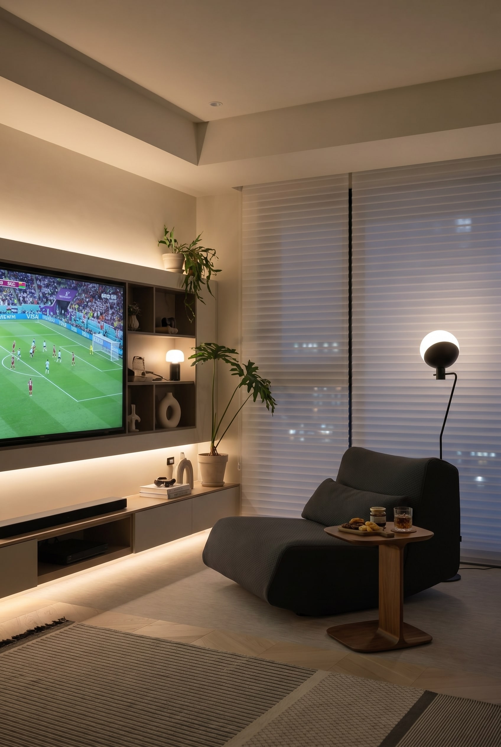 Poltrona lounge ergonomica grigio scuro in un angolo luminoso con finestre a tutta altezza e una lampada da terra