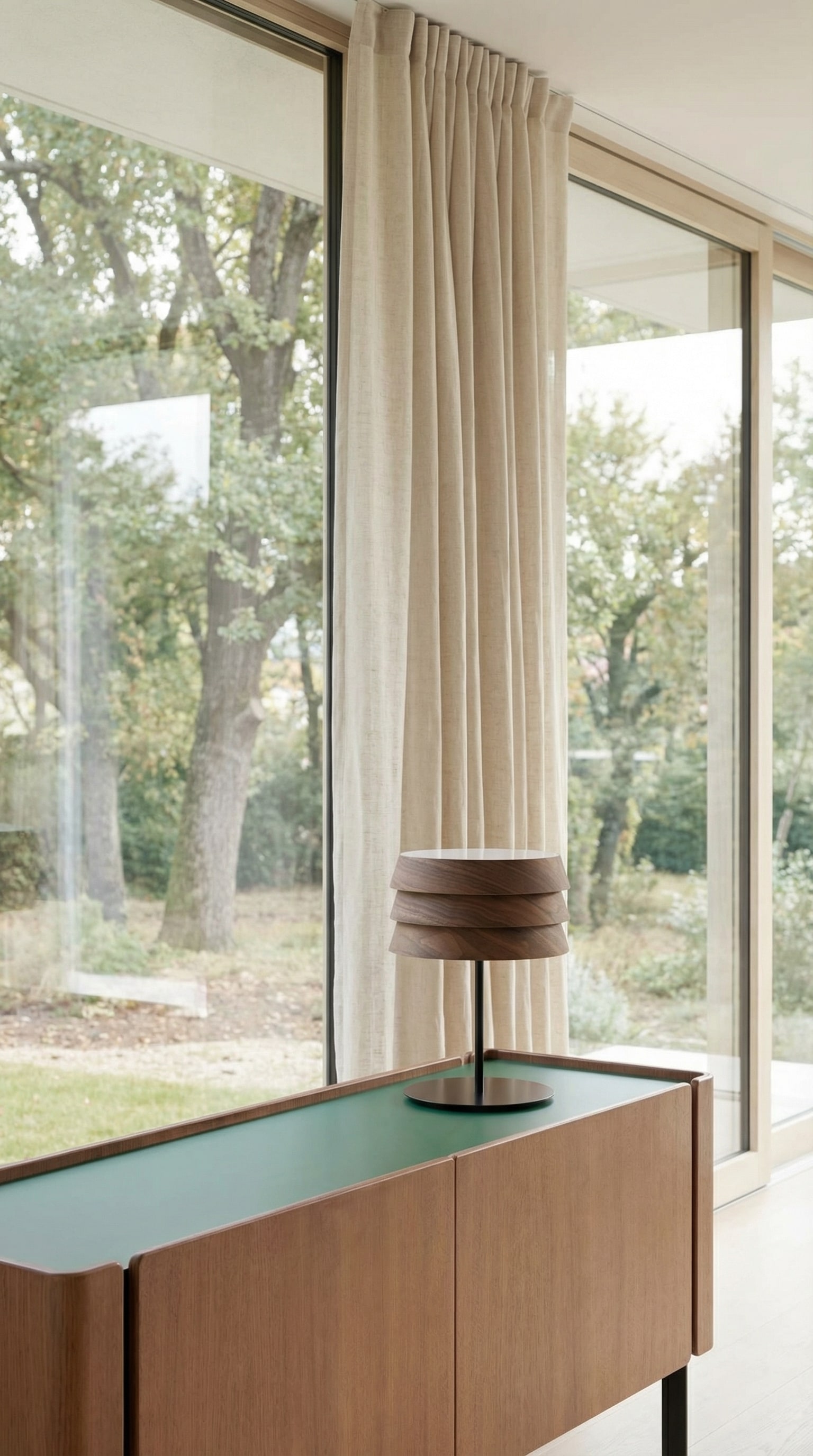 Punt Sussex Leuchte mit Holzlamellen auf einem modernen Sideboard. Punt Sussex Leuchte mit Holzlamellen auf einem modernen Sideboard.