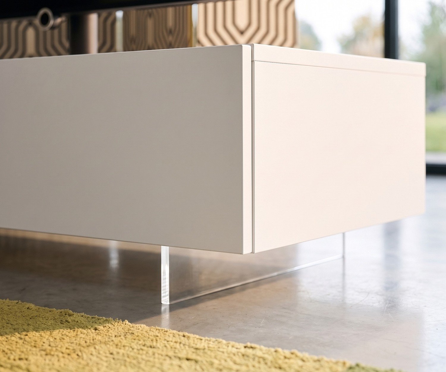 Transparent TV stand Livitalia under a white lowboard for a floating effect in a modern living room, acrylic.