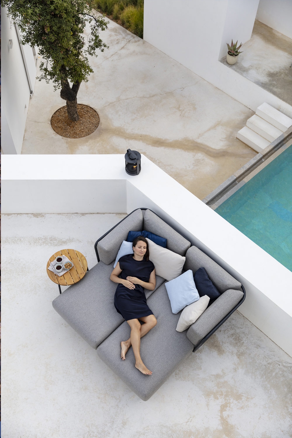 zwei-sitzer-chaiselongue-mit-kleinem-beistelltisch