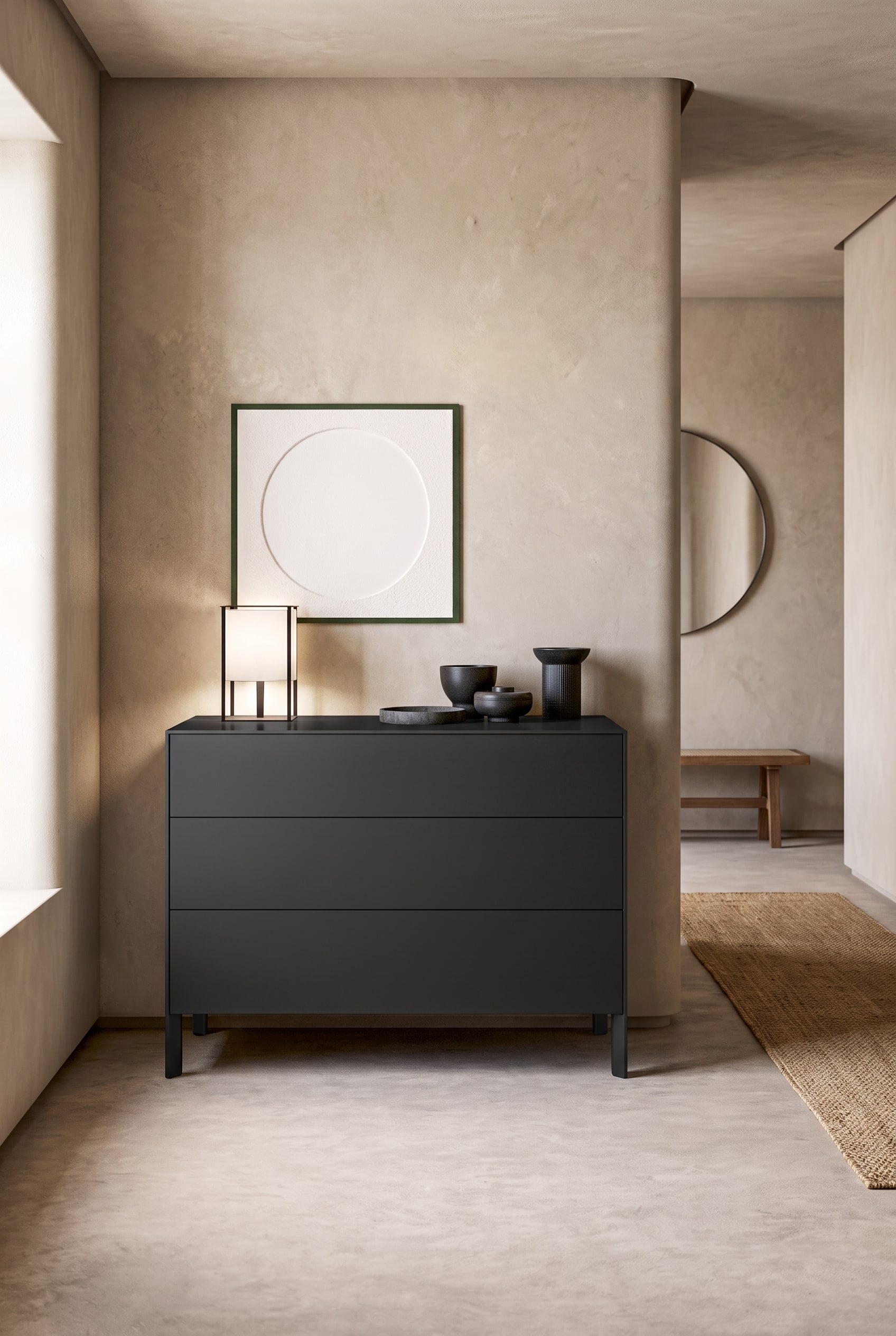 Cassettiera moderna per corridoio con cassetti disposti asimmetricamente e un vaso di design