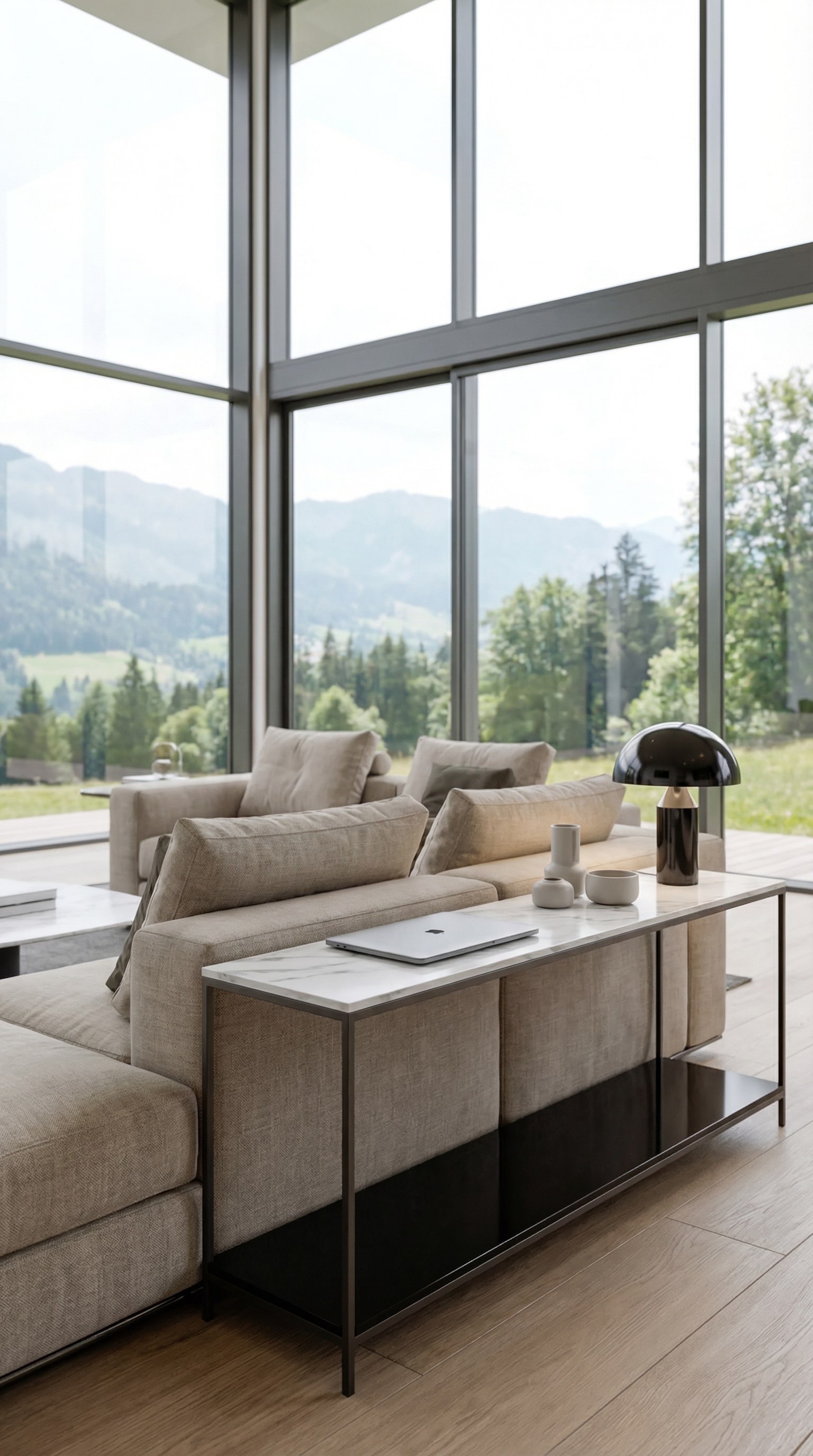 Die flache Marelli Konsole Frame platziert hinter einem freistehenden Designer-Sofa in einem hellen Wohnbereich.