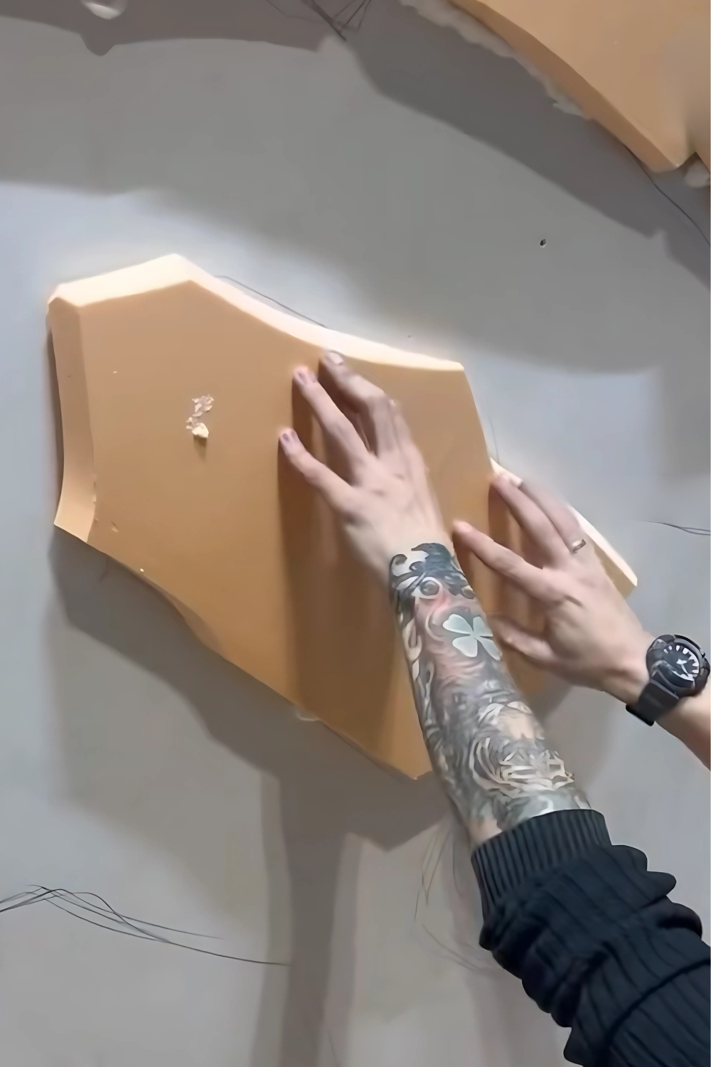 vorbereitete-styrodurteile-an-die-wohnzimmerwand-kleben