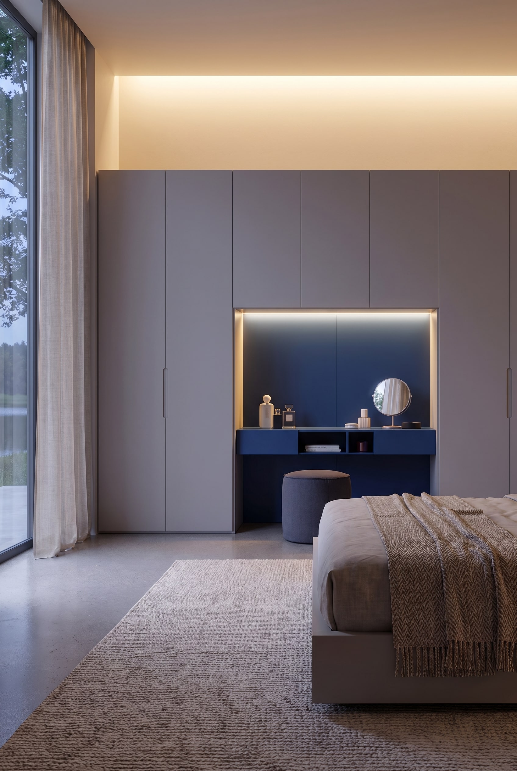 Blick auf den Kleiderschrank mit Nische neben dem Bett, um die Laufwege im Schlafzimmer zu zeigen.