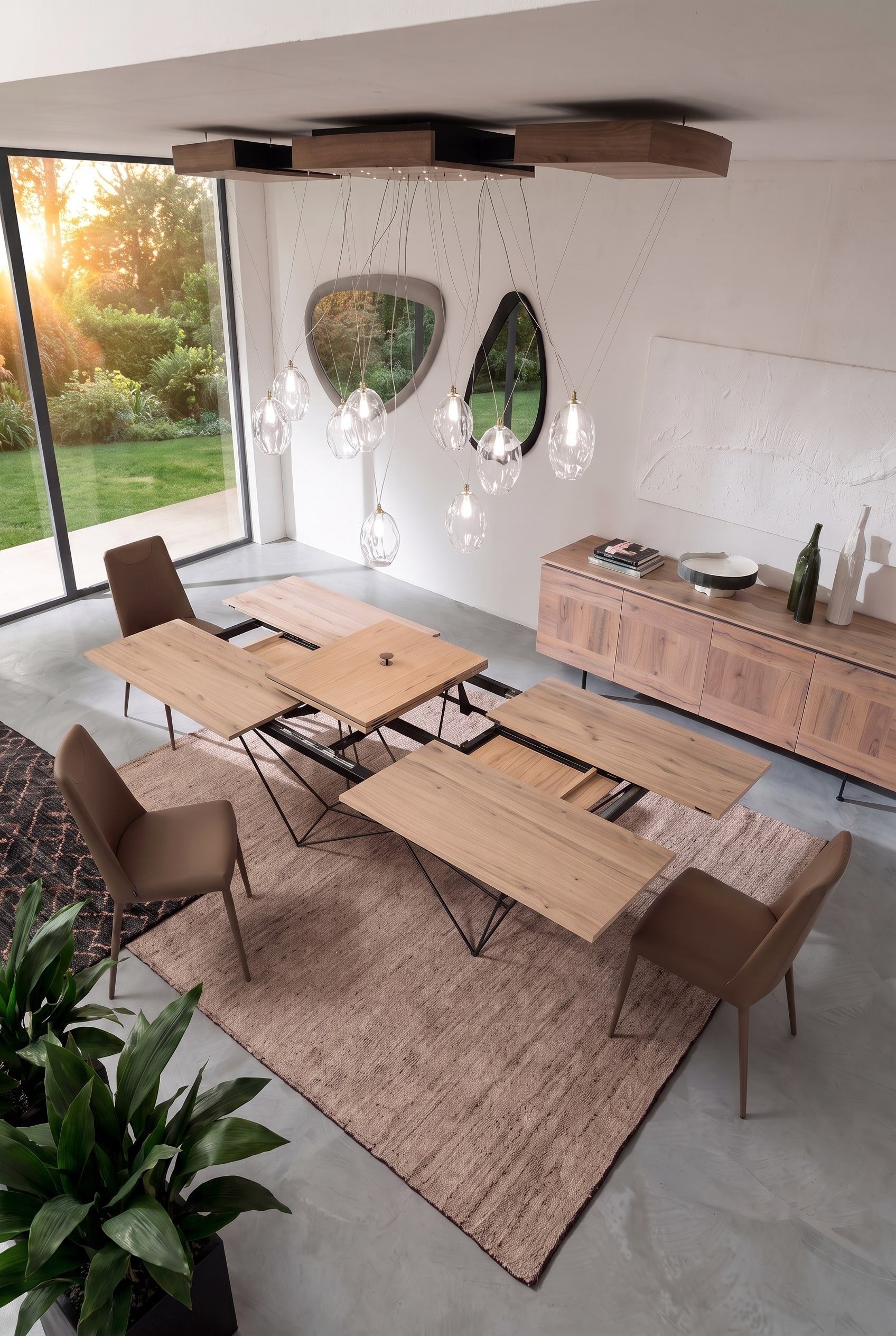 Vogelperspektive des Ausziehmechanismus eines modernen Holzesstisches mit sichtbaren Schienen und Klappelementen.