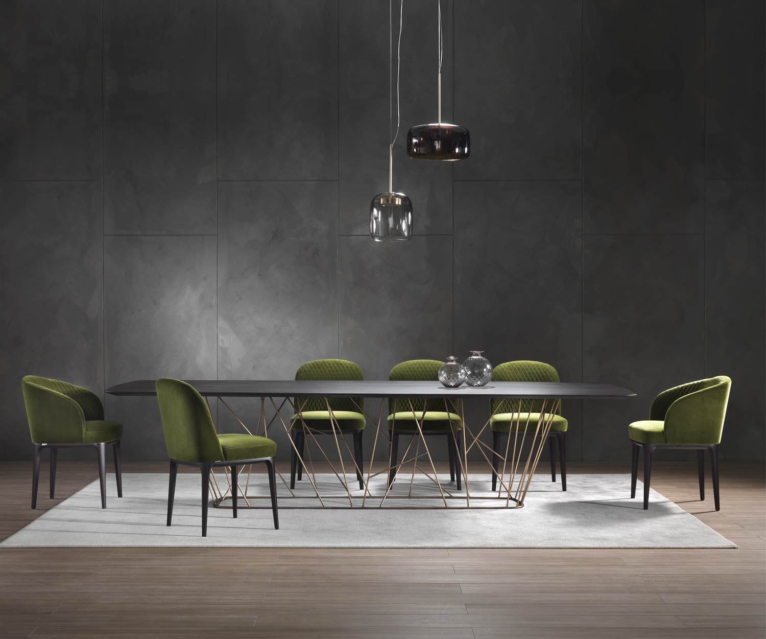 Design Esstisch dunkel gebeizte Eiche vor dunklem Hintergrund bei Licht fotografiert Design Esstisch dunkel gebeizte Eiche vor dunklem Hintergrund bei Licht fotografiert