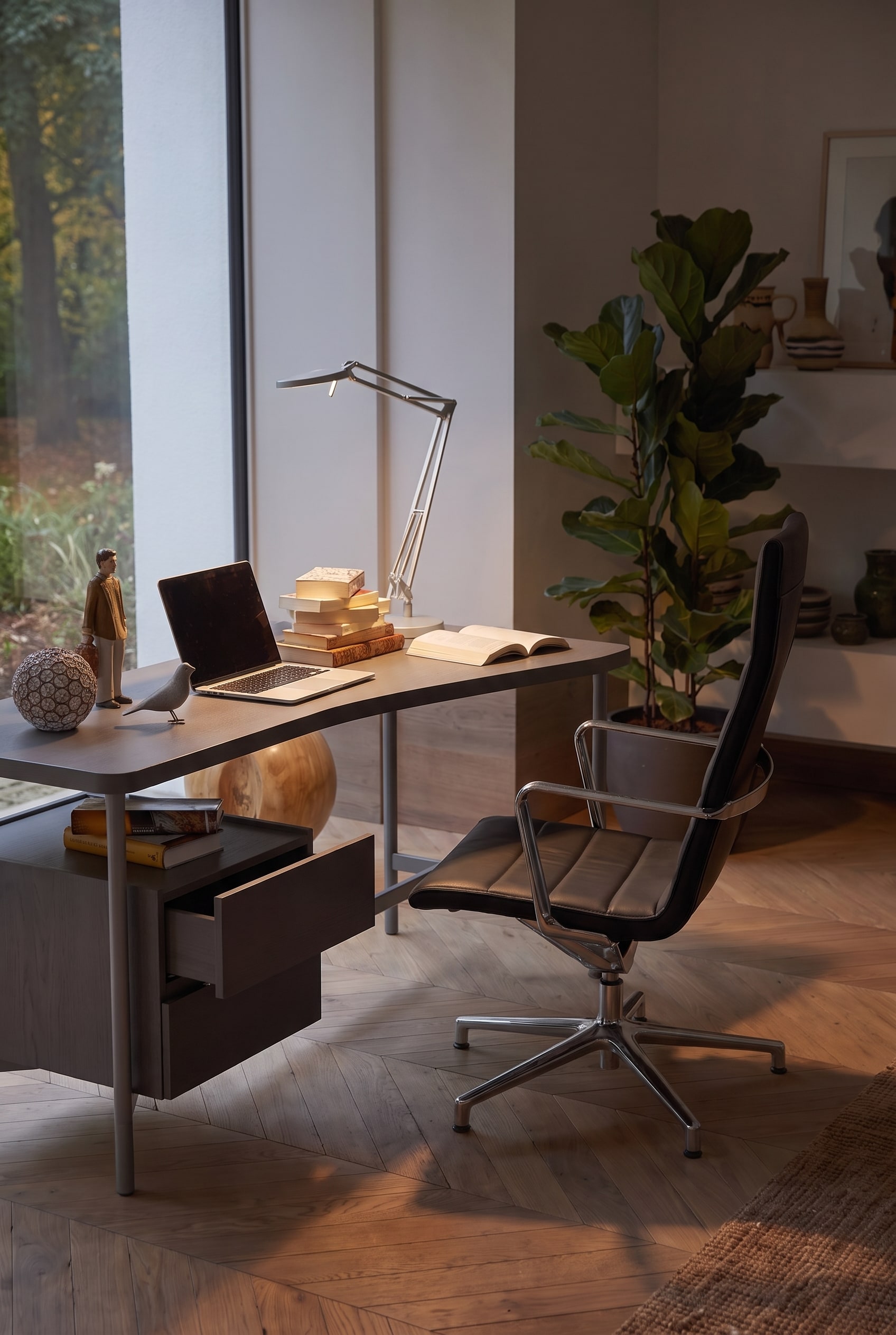 Elegantes Home Office mit einem filigranen Schreibtisch und dem weich geformten ICF Valea Lounge B&uuml;rostuhl