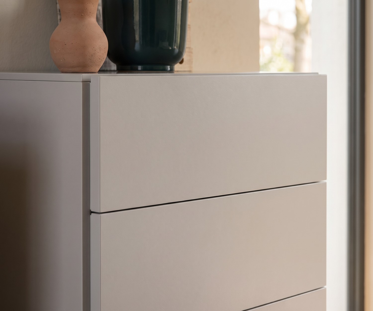 Novamobili Hochkommode Easy für das Schlafzimmer in modernem Beige matt, grifflos mit Schubladen.