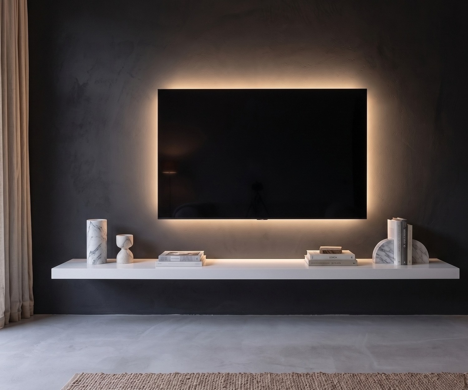 Schwebendes Livitalia TV Wandboard in Weiß Livitalia TV Wandboard als schwebendes Lowboard im Wohnzimmer unter Fernseher, Weiß, minimalistisch modern.