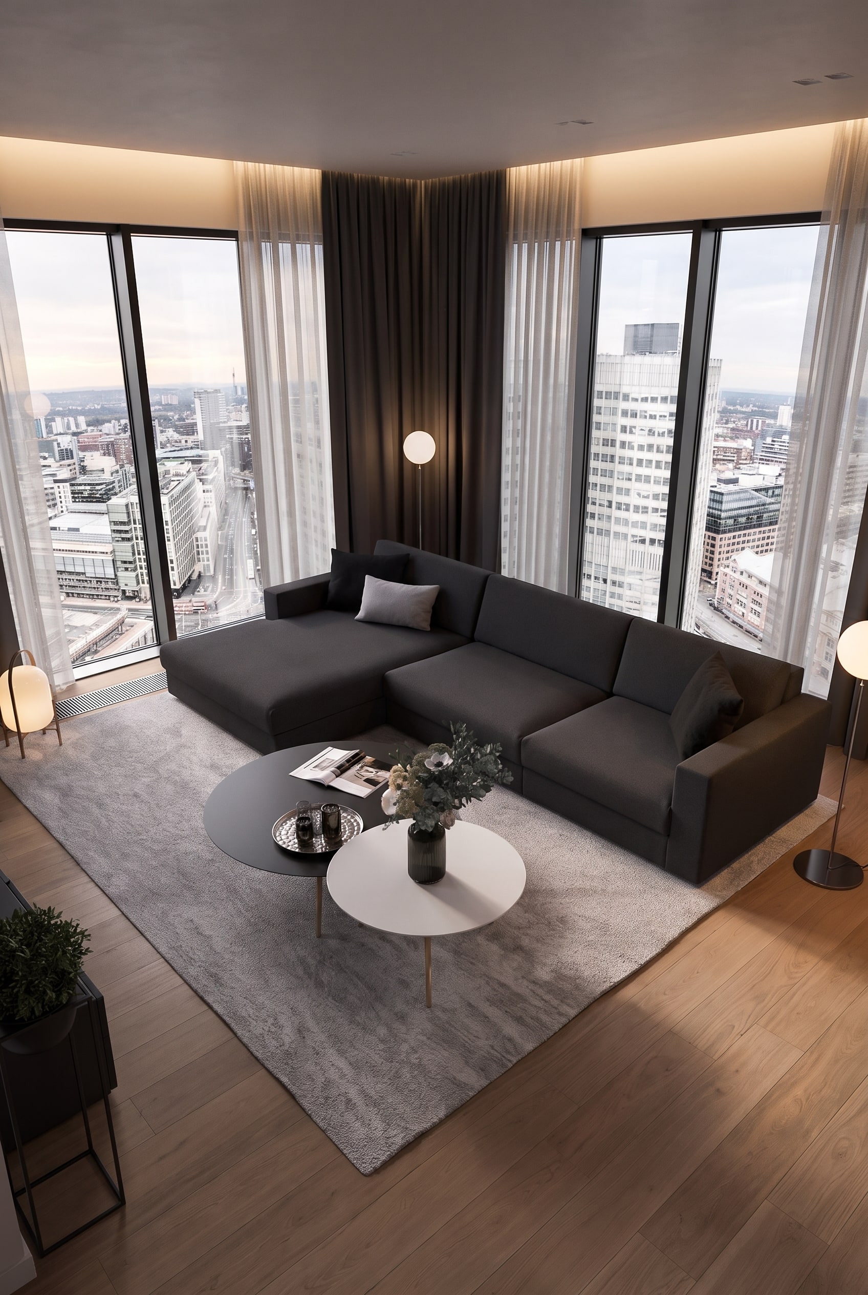 Een vrijstaande Prostoria Sofa Classic als wooneiland in het midden van de kamer voor een brede, kamerhoge raampartij