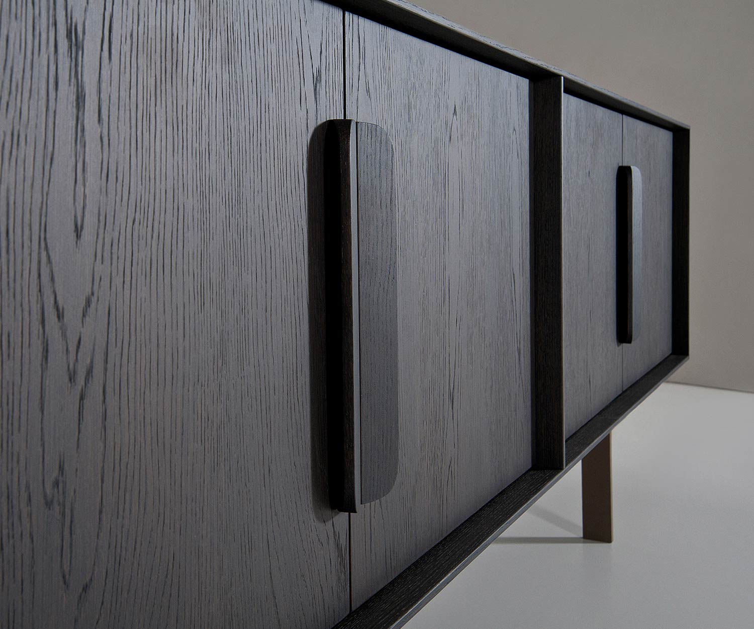 Hochwertiges al2 Mobius 003 Design Sideboard Detail Türfront Eichen Furnier Hochwertiges al2 Mobius 003 Design Sideboard Detail Türfront Eichen Furnier