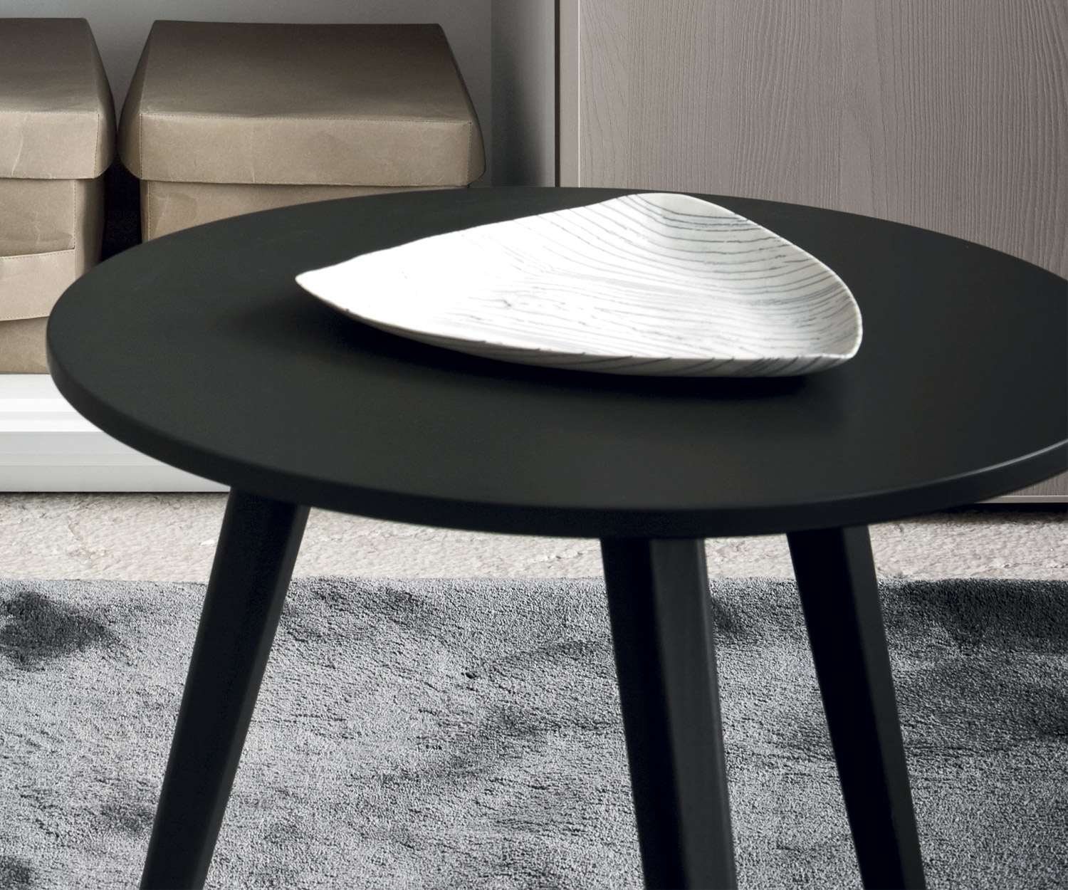 Three-legged side table Trio from Novamobili in black matt lacquered Living room