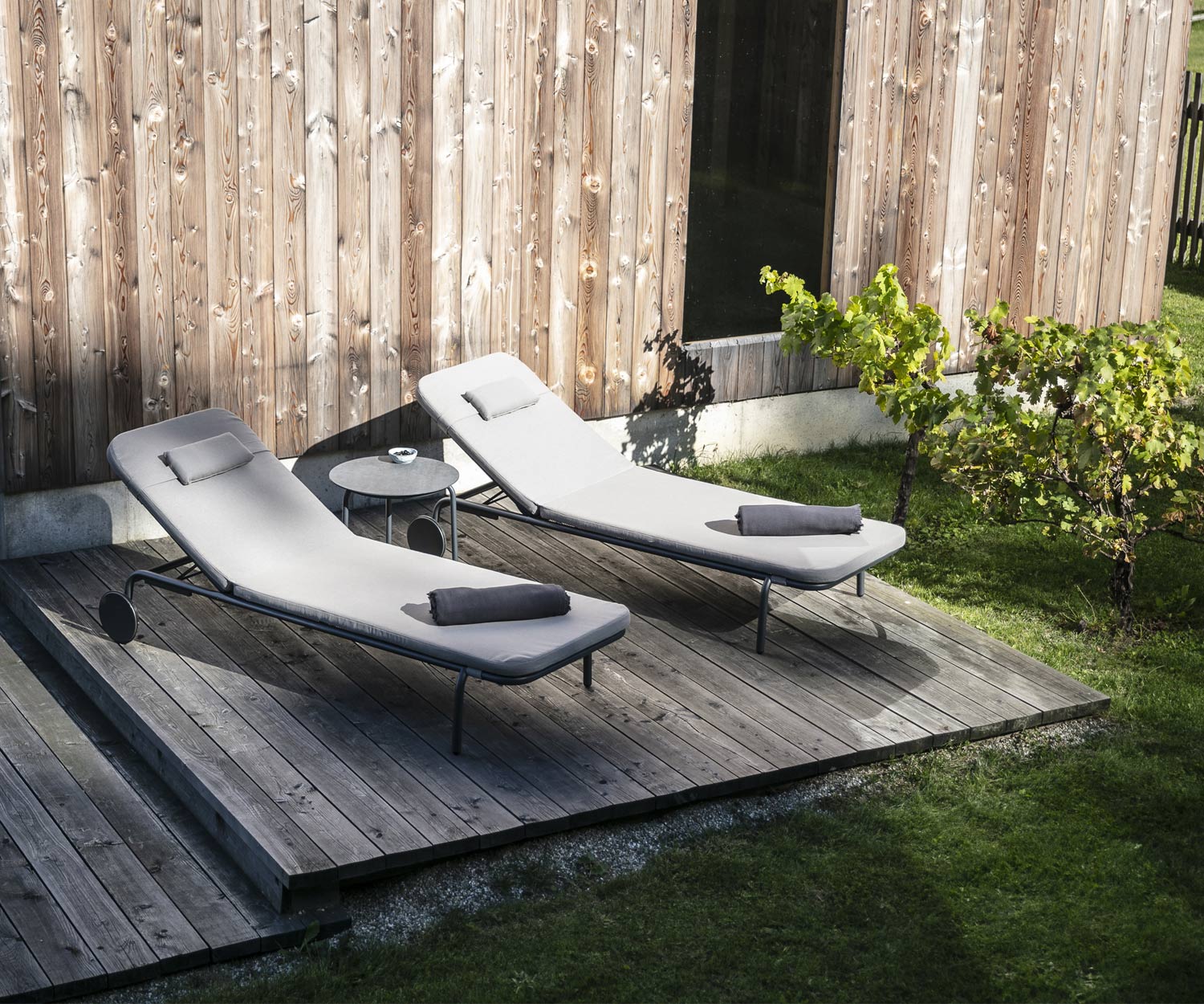Todus Starling Design Gartenliege im Duo auf der Holzveranda mit weißem Stoffbezug