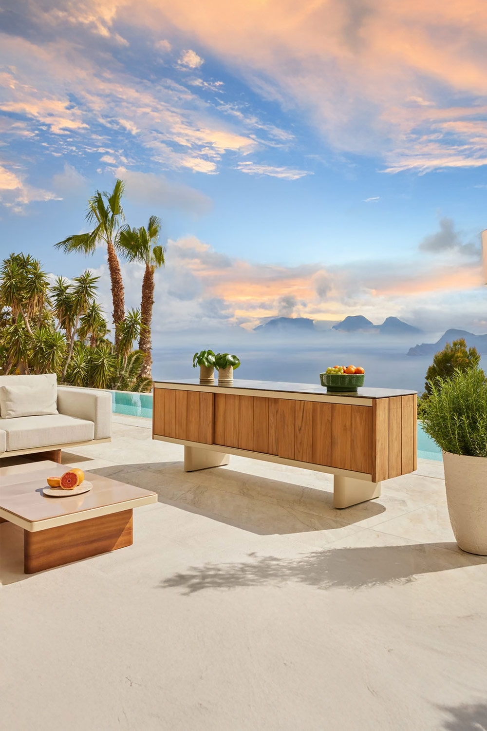 outdoor-sideboard-aus-teakholz-und-keramik-auf-einer-hell-eingerichteten-terrasse