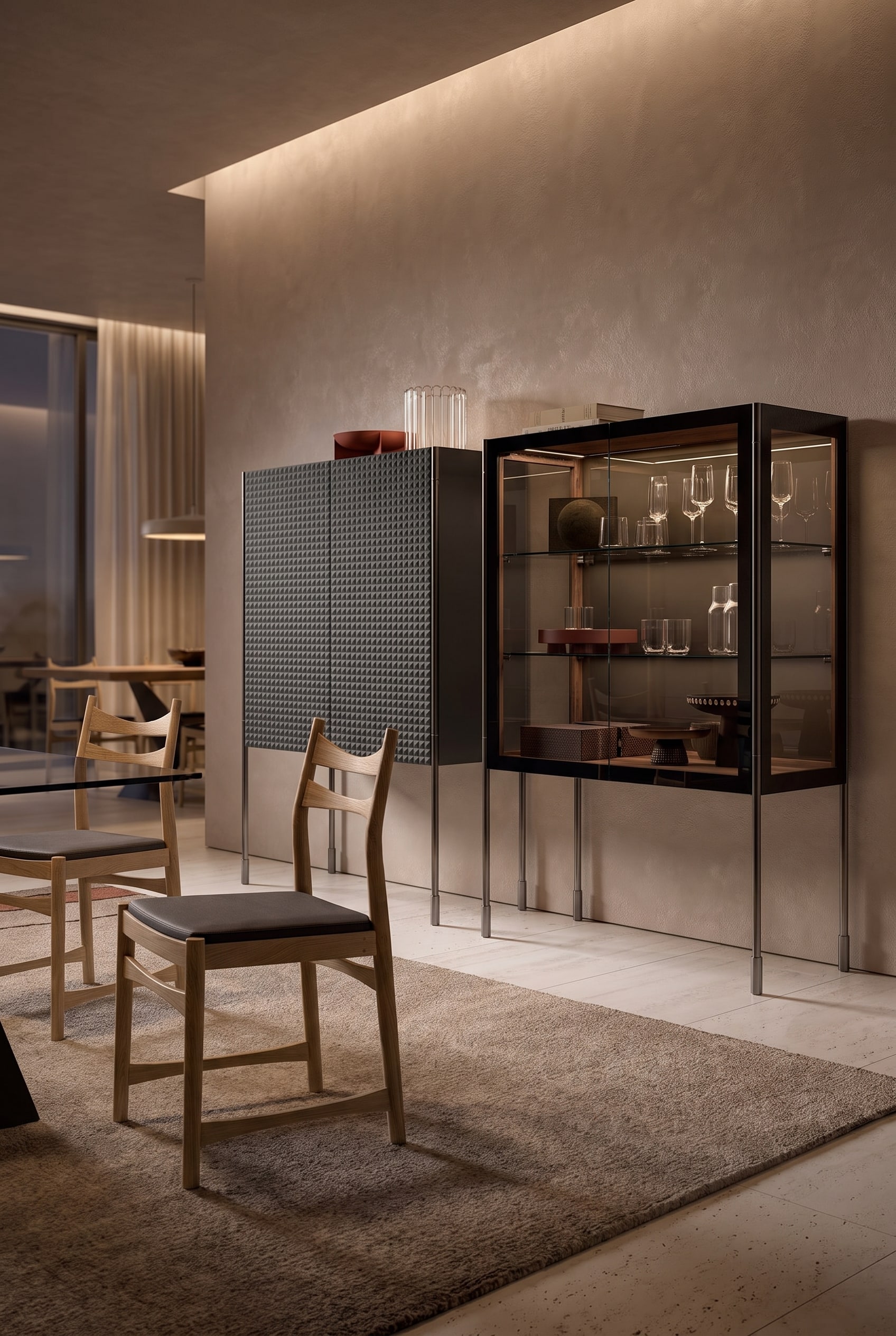 Eleganter Essbereich mit einem Hybrid-Highboard, das teils geschlossene geriffelte Fronten und teils getönte Glasfronten besitzt