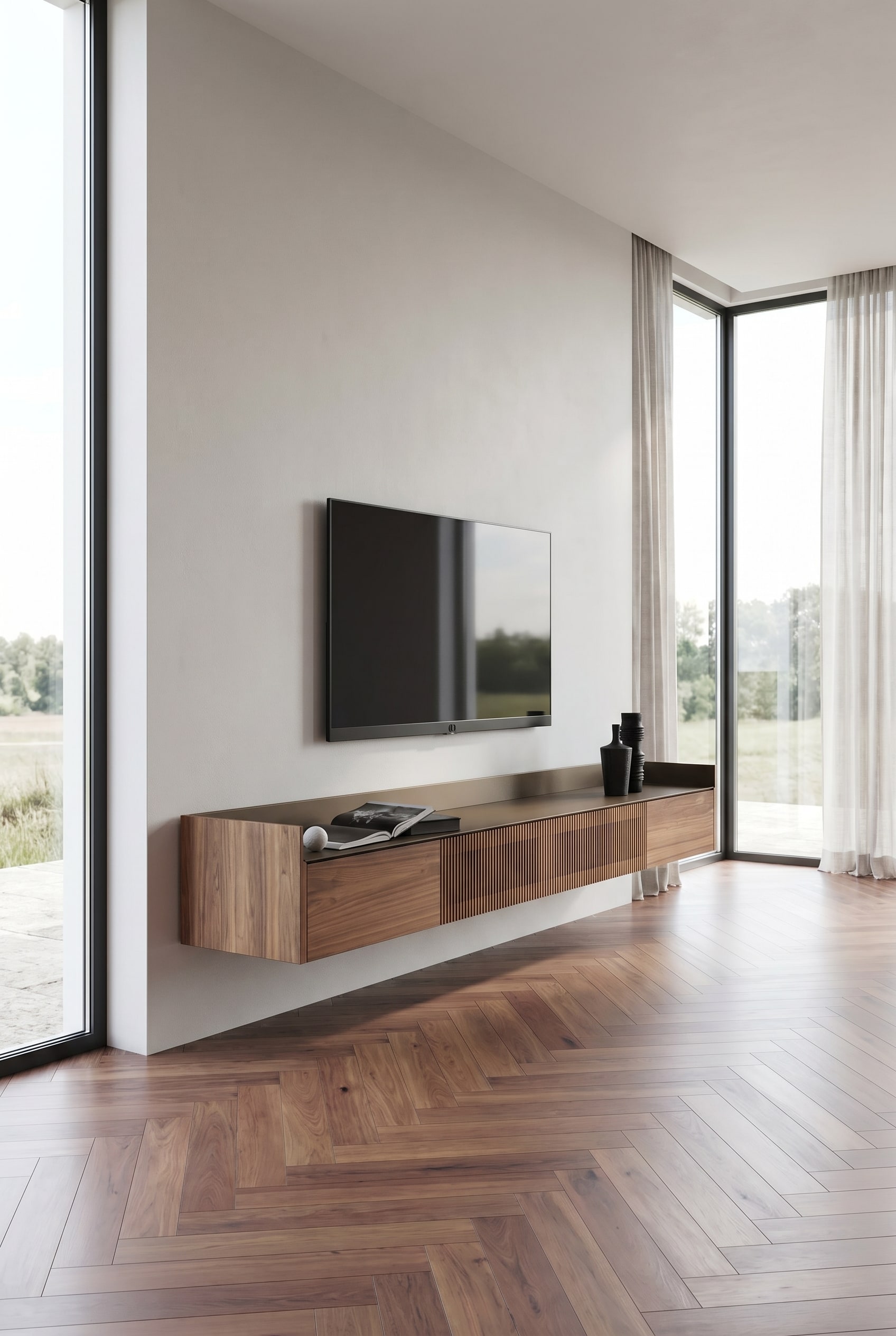 Elegante soggiorno con parete scura, televisore a schermo piatto e la credenza TV a parete Punt Stockholm Slim in legno di noce
