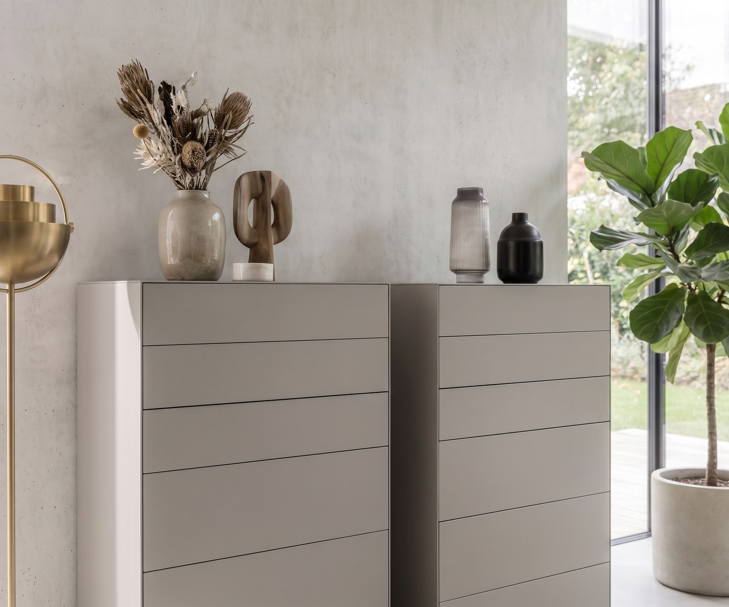 Livitalia Ecletto minimalistische Design Hochkommode Livitalia Ecletto Hochkommode im Schlafzimmer, hellgraue Design-Kommode mit grifflosen Schubladen für viel Stauraum.