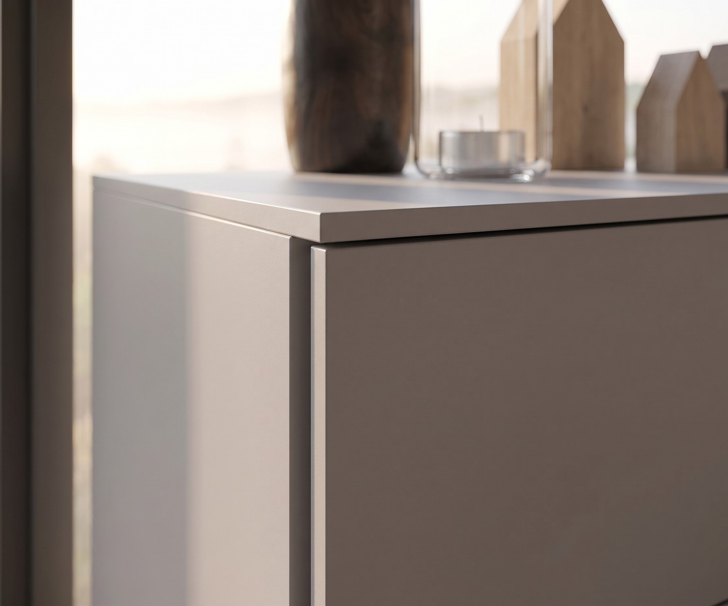 Moderne Livitalia Atena Design-Kommode fürs Schlafzimmer Atena Kommode von Livitalia zur Schlafzimmer-Aufbewahrung vor einem Panoramafenster im modernen, minimalistischen Stil.