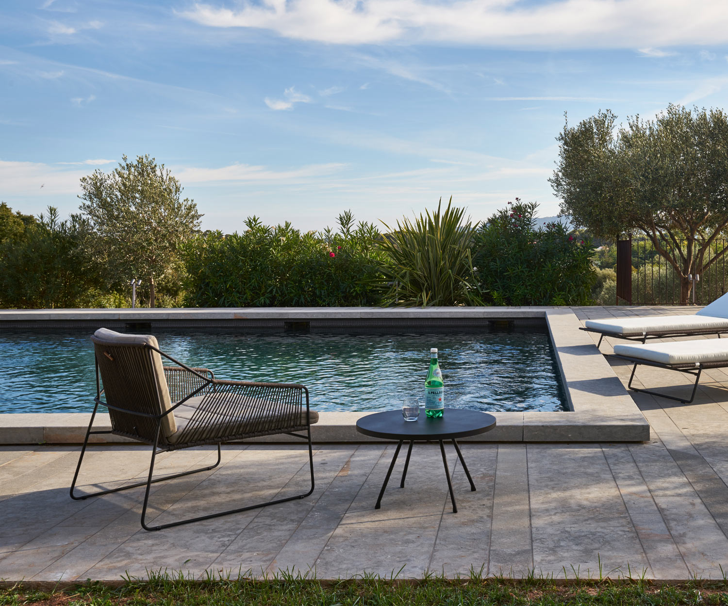 Runder Oasiq Attol Aluminium Design Pool Beistelltisch Runder Oasiq Attol Aluminium Design Pool Beistelltisch