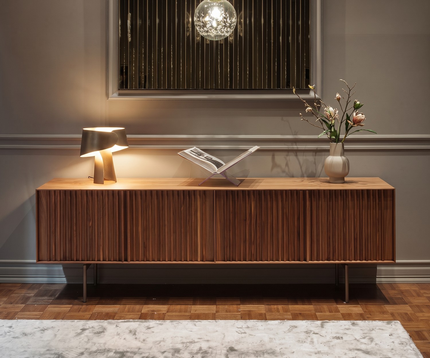 al2 ka-bera 003 A Sideboard mit Lamellen al2 ka-bera 003 A Design Sideboard aus Walnuss mit Holz-Lamellen für Wohnzimmer und Esszimmer im modernen Stil.