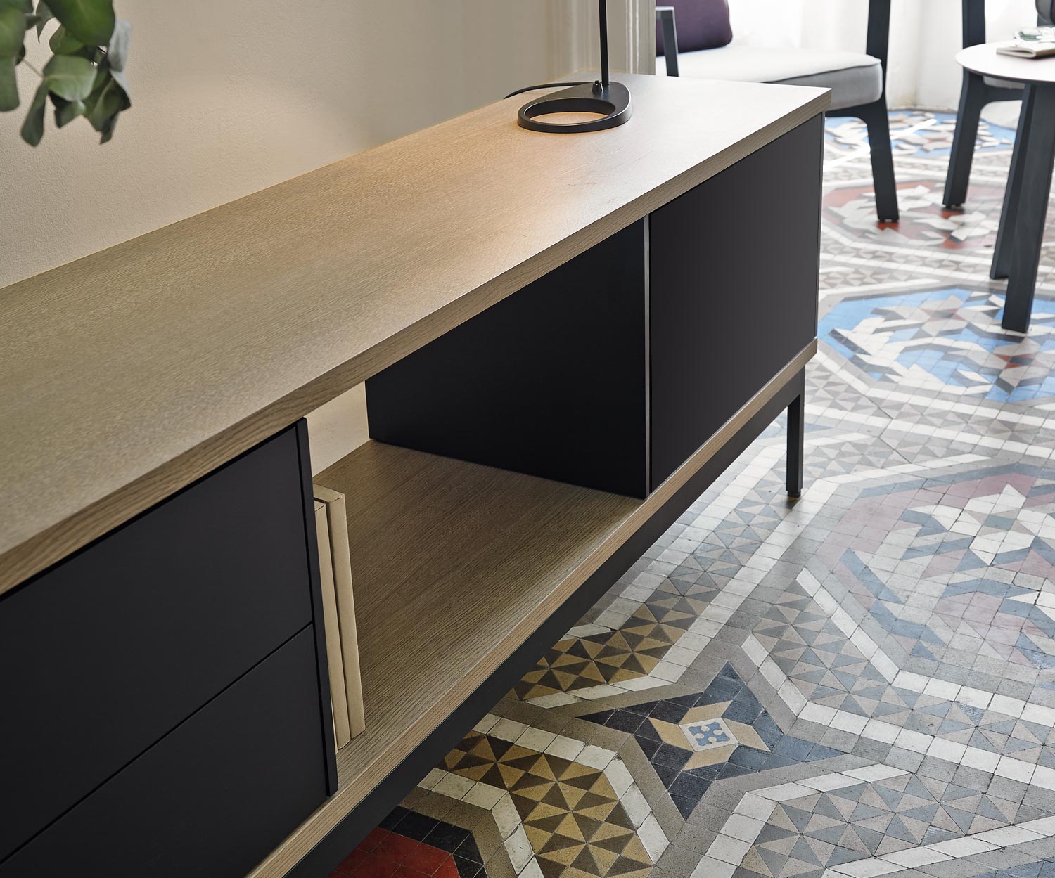 Hochwertiges offenes Design Sideboard Punt Slats in Eiche Beige furniert Hochwertiges offenes Design Sideboard Punt Slats in Eiche Beige furniert